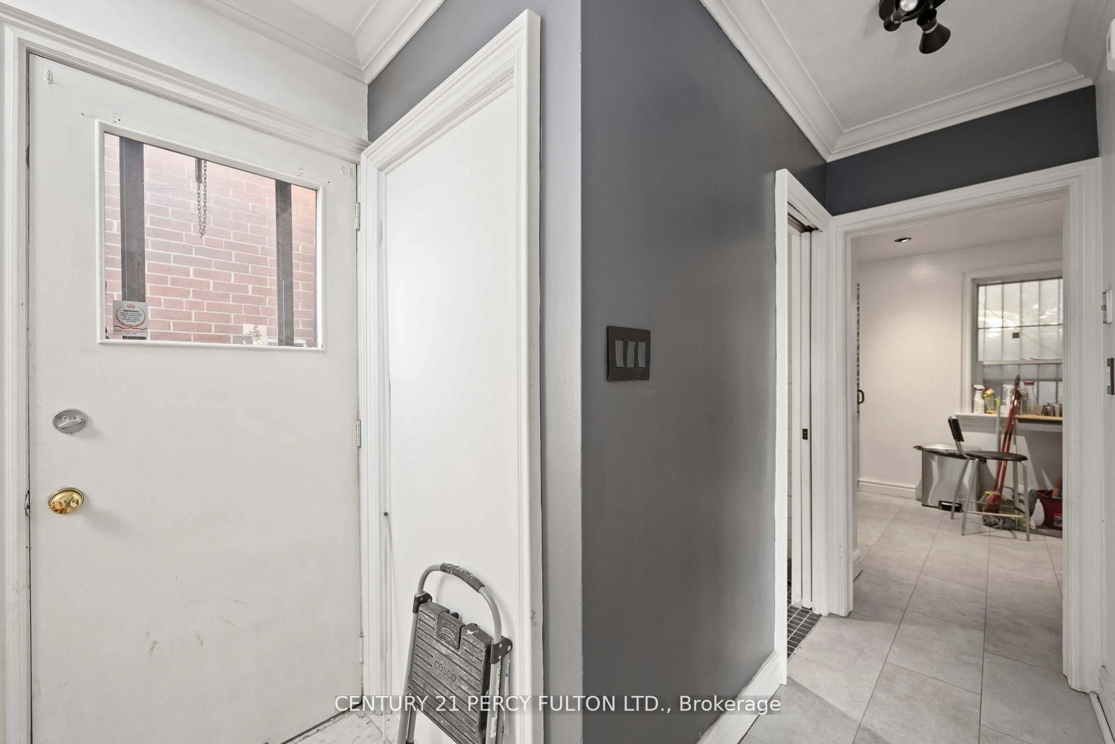 Indoor entryway for 1344 Davenport Rd, Toronto Ontario M6H 2G9