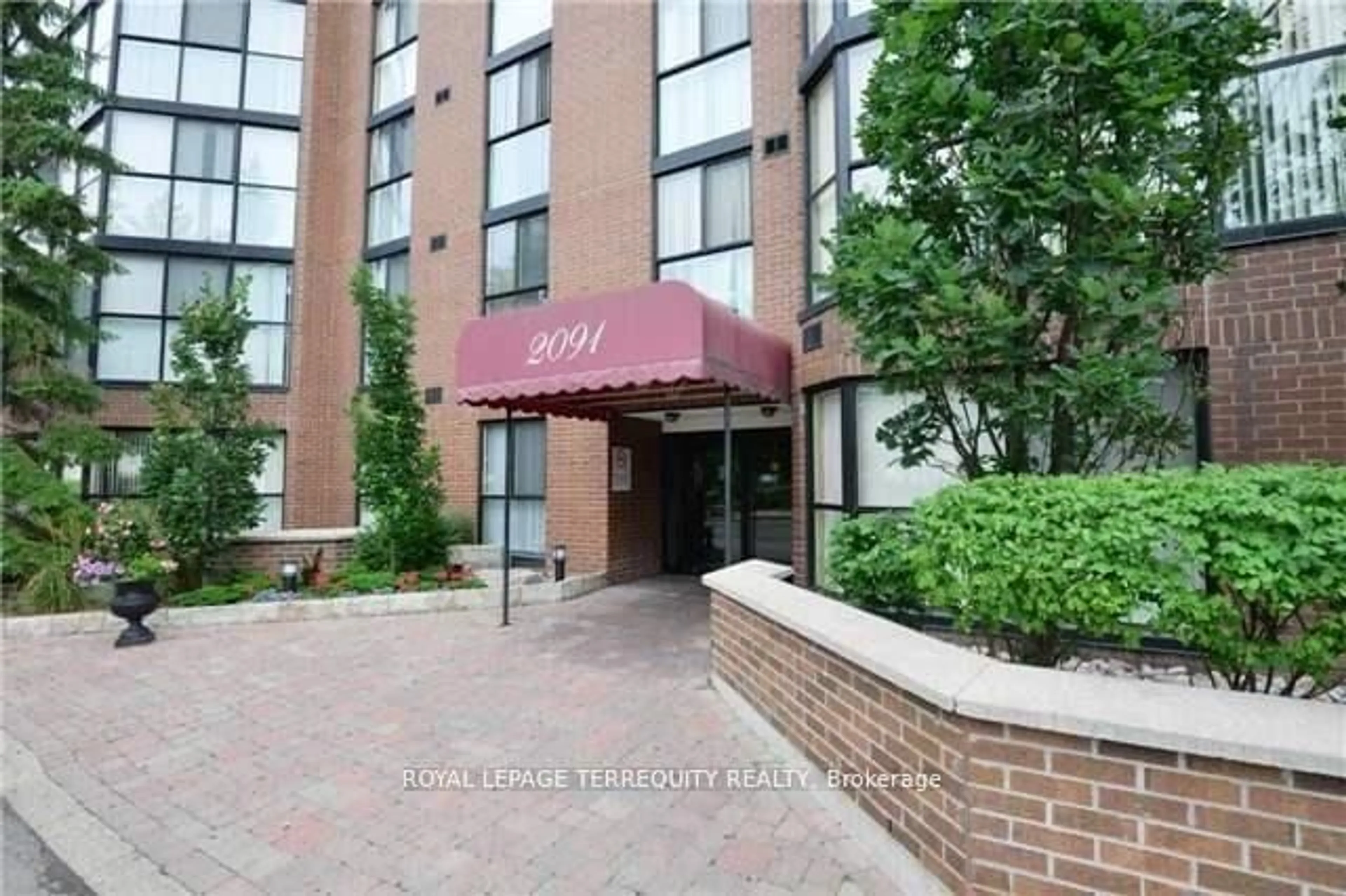 Indoor foyer for 2091 Hurontario St #806, Mississauga Ontario L5A 4E6