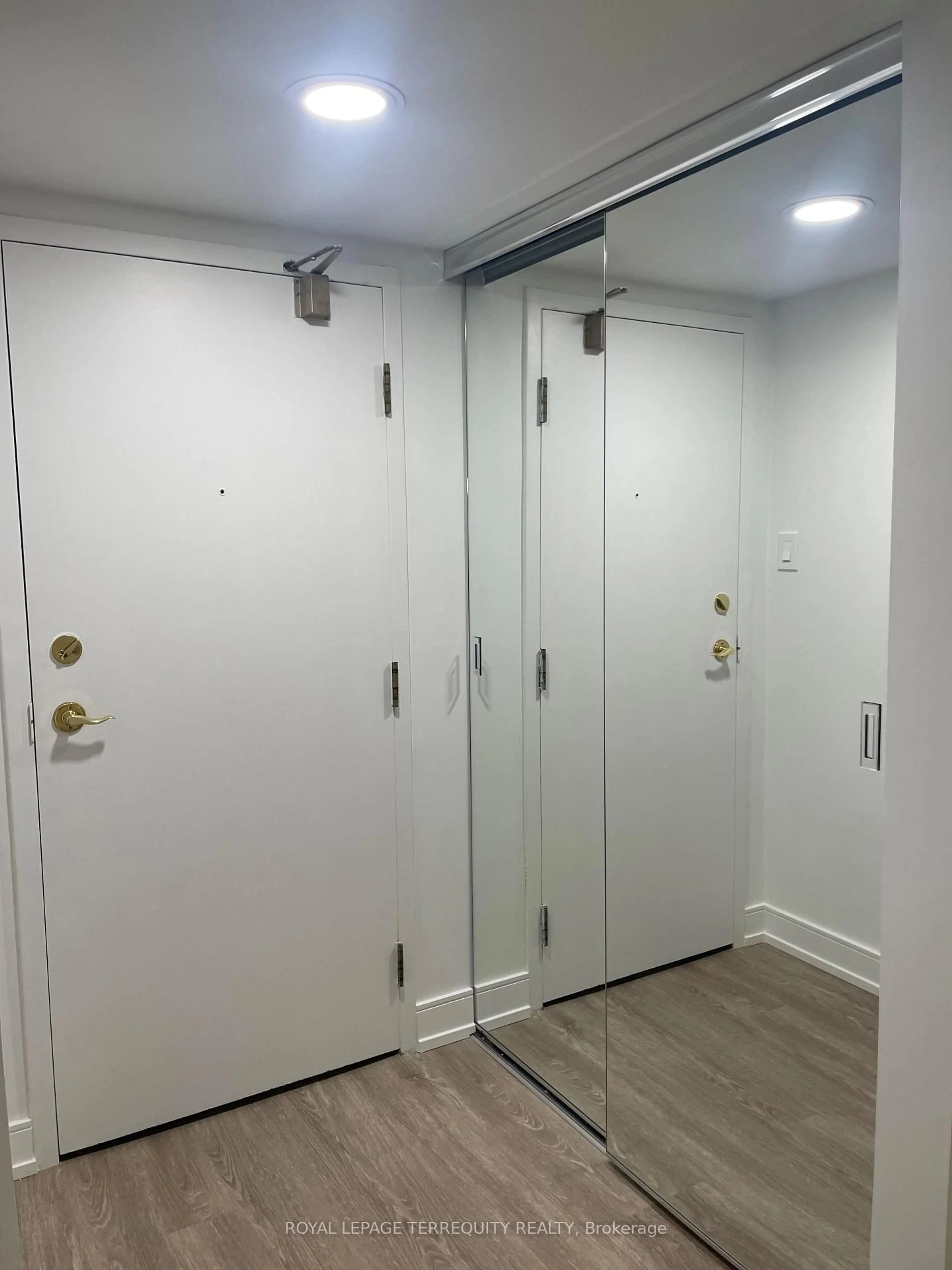 Indoor foyer for 2091 Hurontario St #806, Mississauga Ontario L5A 4E6