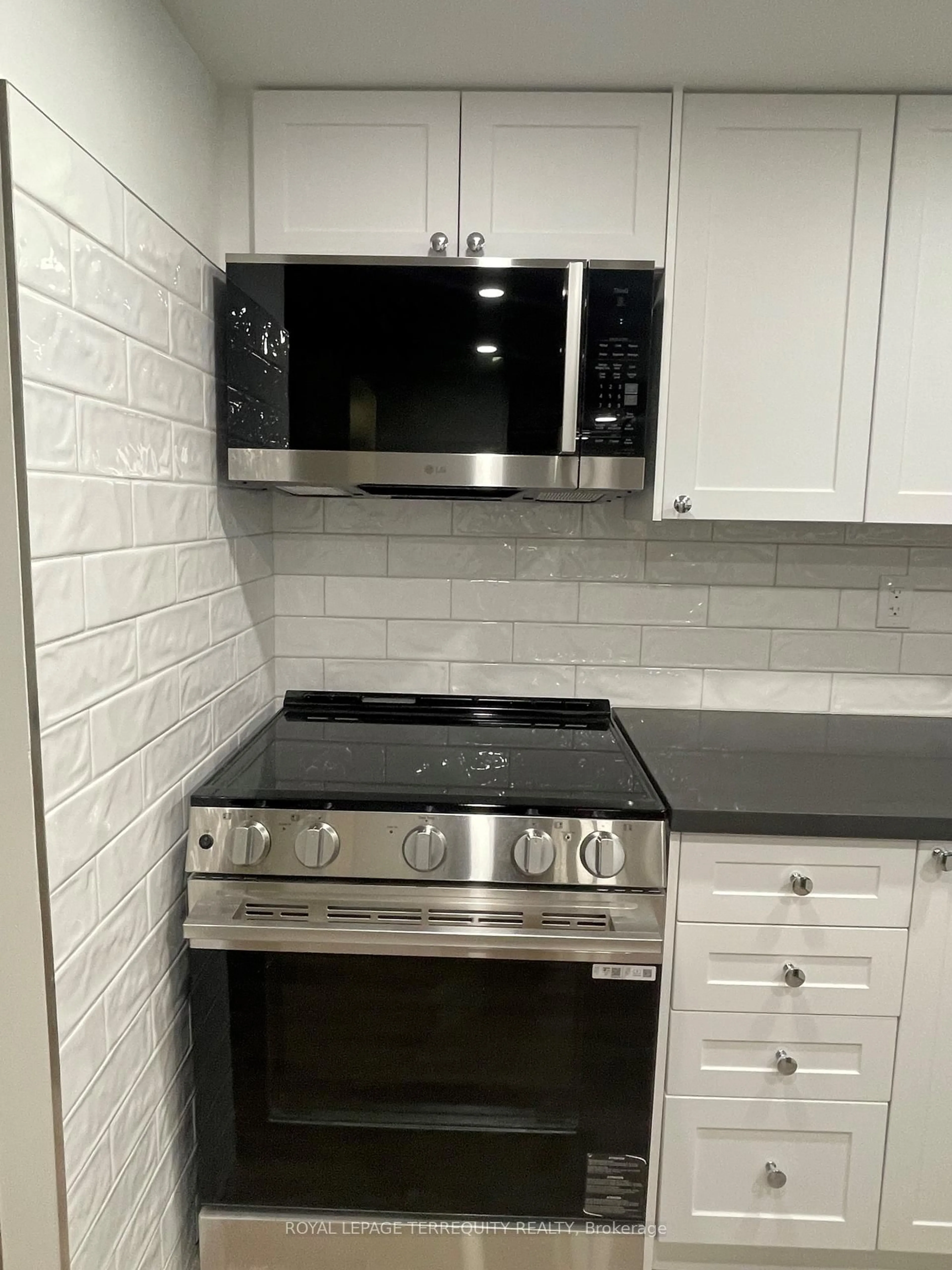 Standard kitchen, ceramic/tile floor for 2091 Hurontario St #806, Mississauga Ontario L5A 4E6