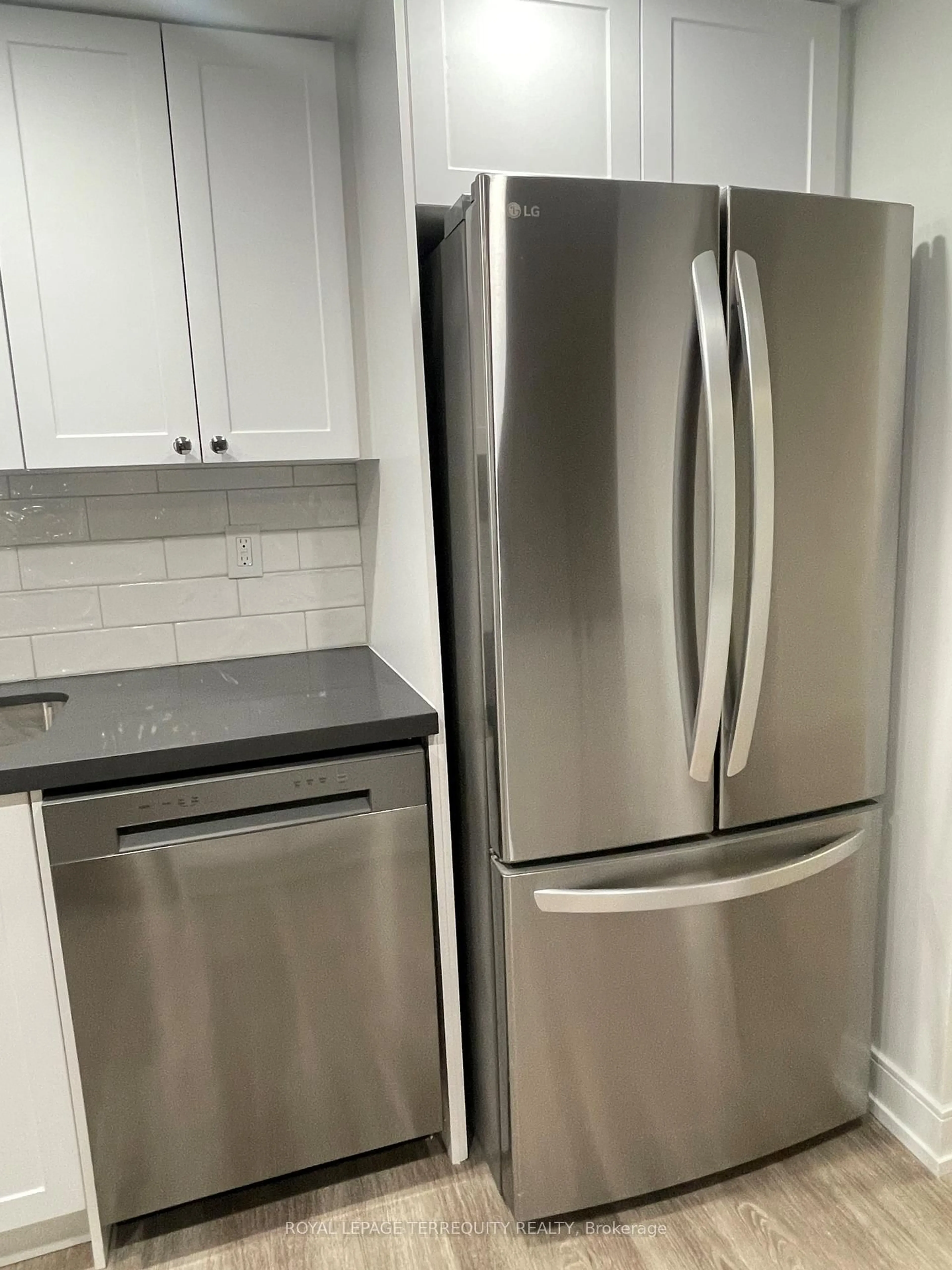 Standard kitchen, unknown for 2091 Hurontario St #806, Mississauga Ontario L5A 4E6