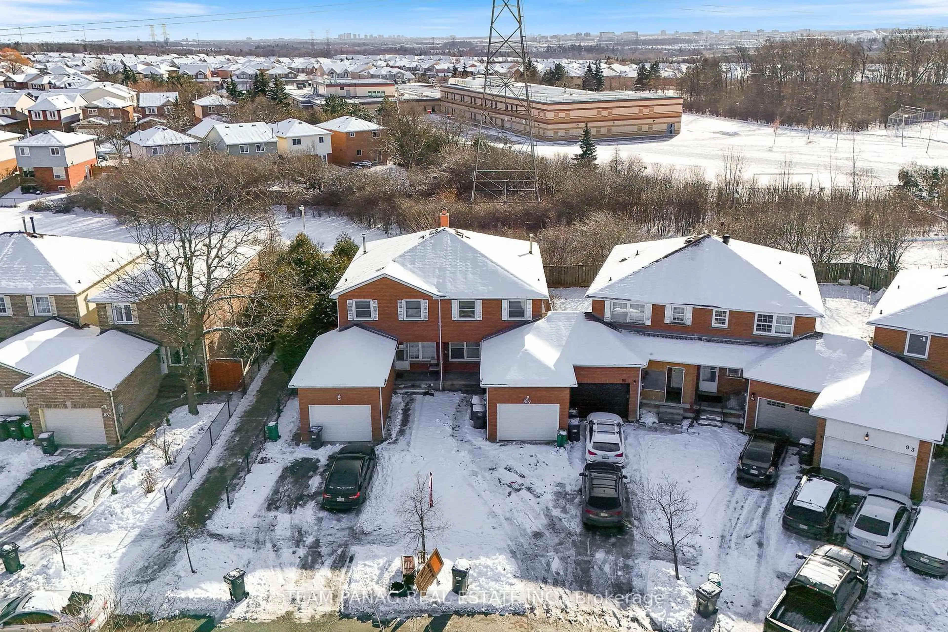 A pic from outside/outdoor area/front of a property/back of a property/a pic from drone, street for 87 Tulip Dr, Brampton Ontario L6Y 3W9