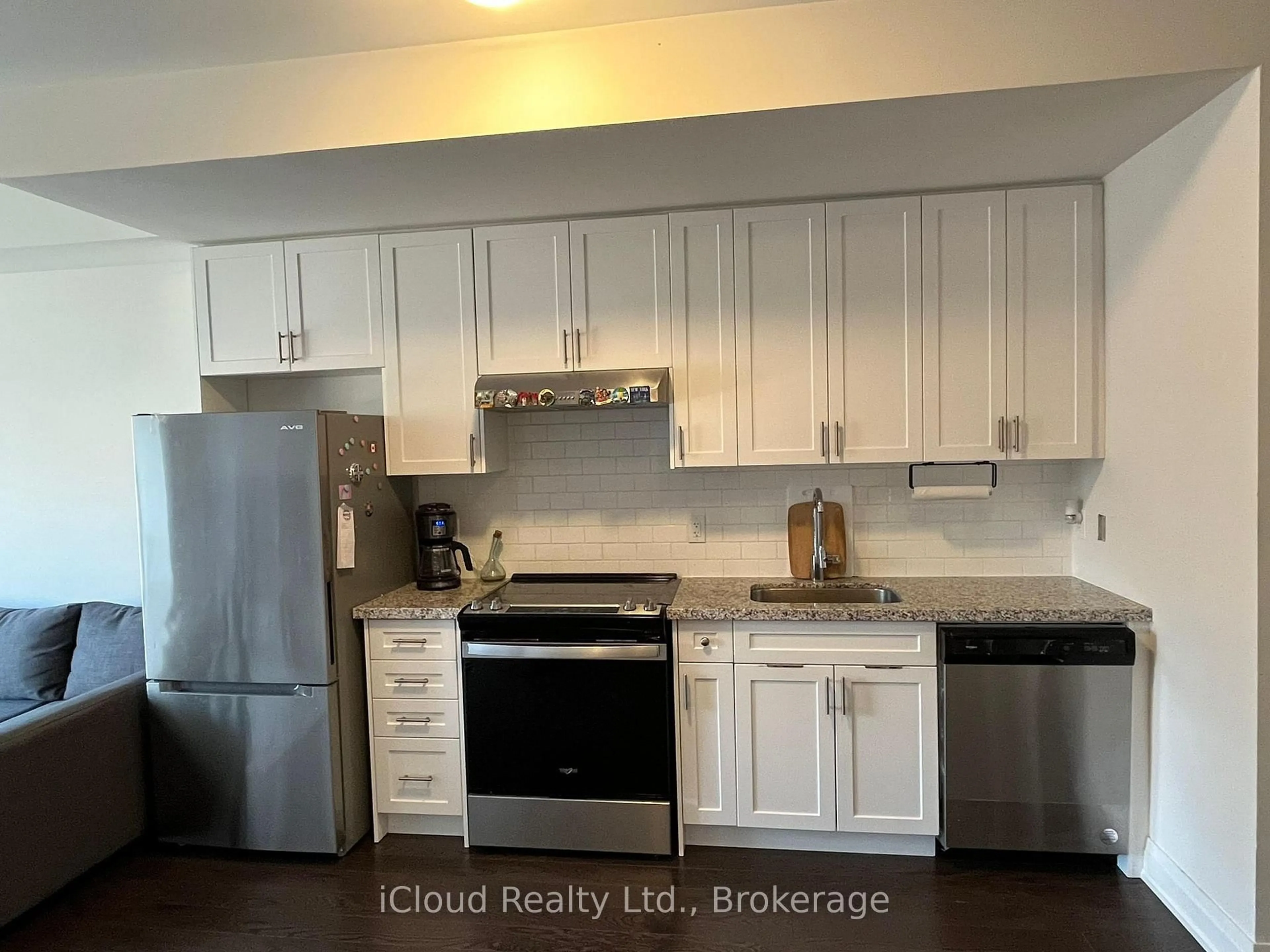 Standard kitchen, unknown for 33 WILD ROSE Gdns, Toronto Ontario M6L 0A5