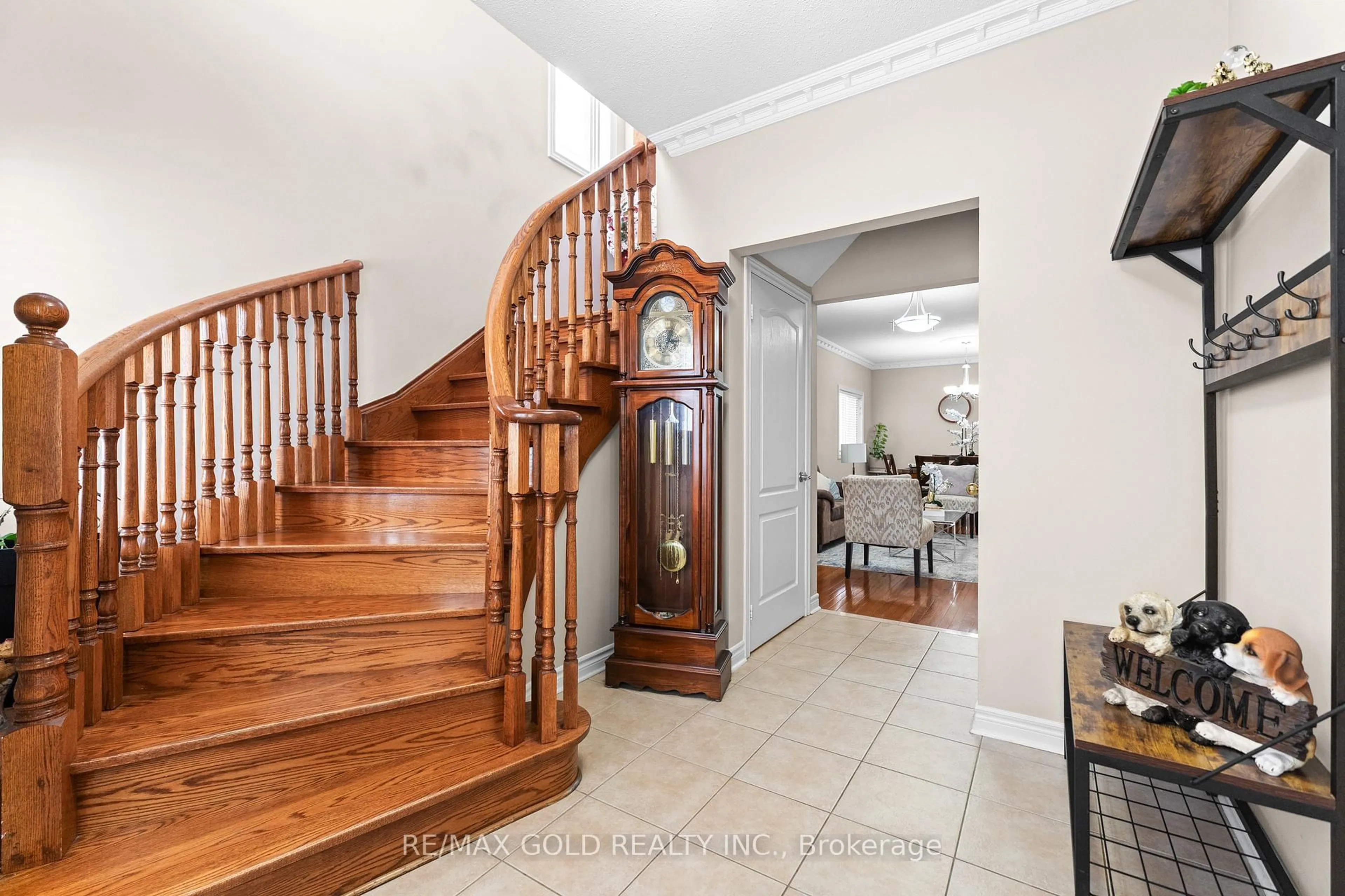 Indoor foyer for 23 Runnymede Cres, Brampton Ontario L6R 2L0