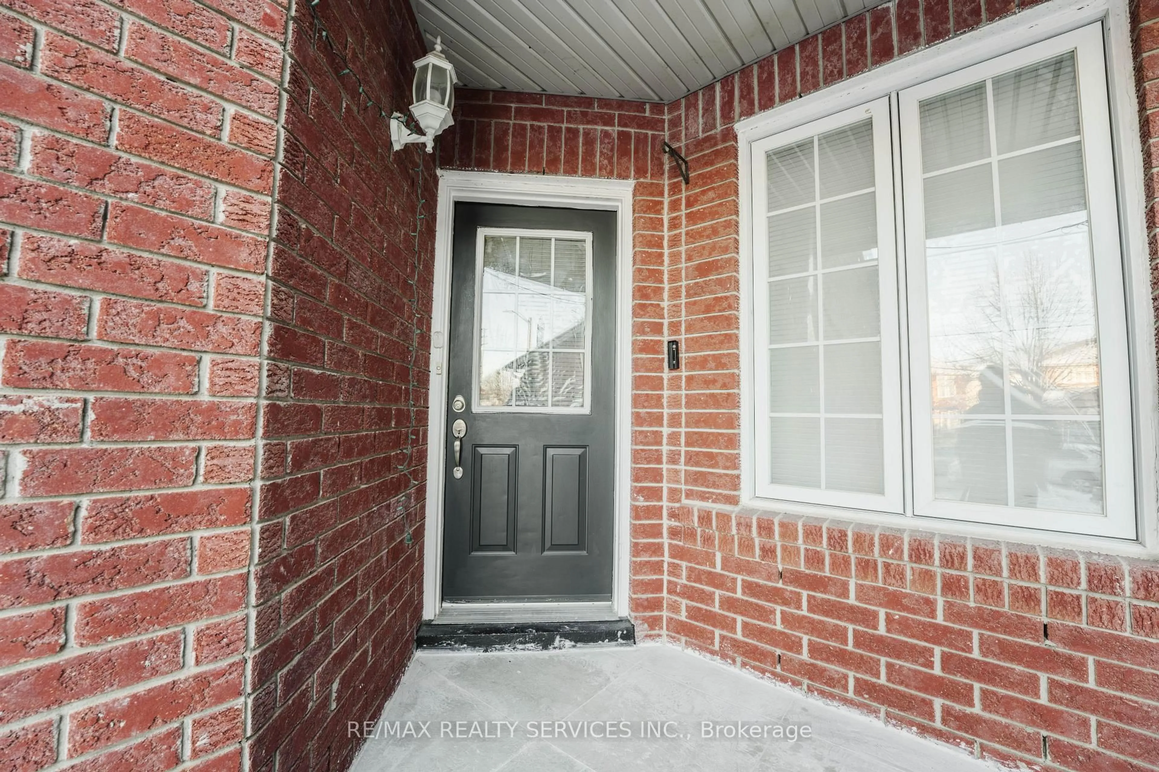 Indoor entryway for 132 Lauraglen Cres, Brampton Ontario L6Y 5A3