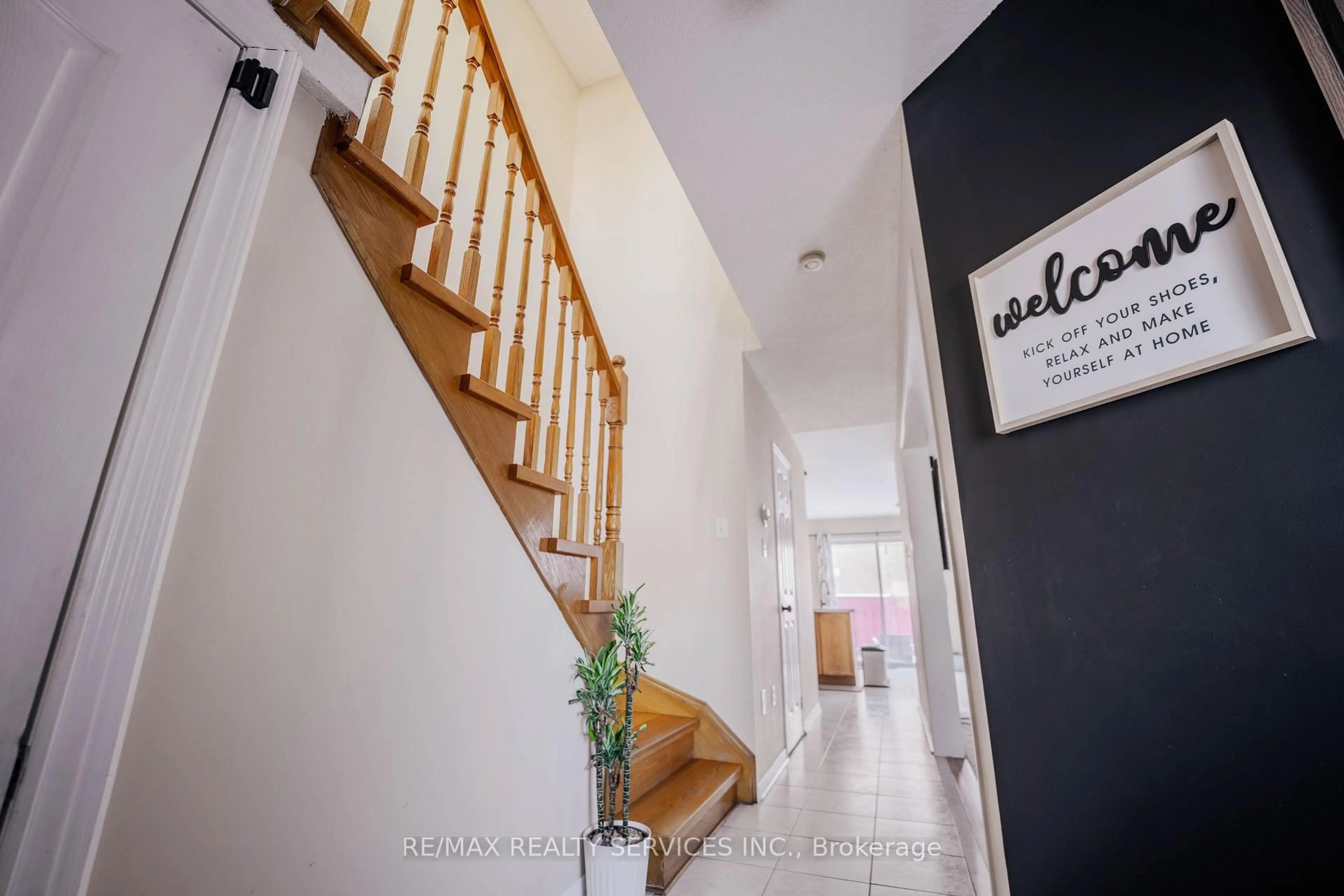 Indoor foyer for 132 Lauraglen Cres, Brampton Ontario L6Y 5A3