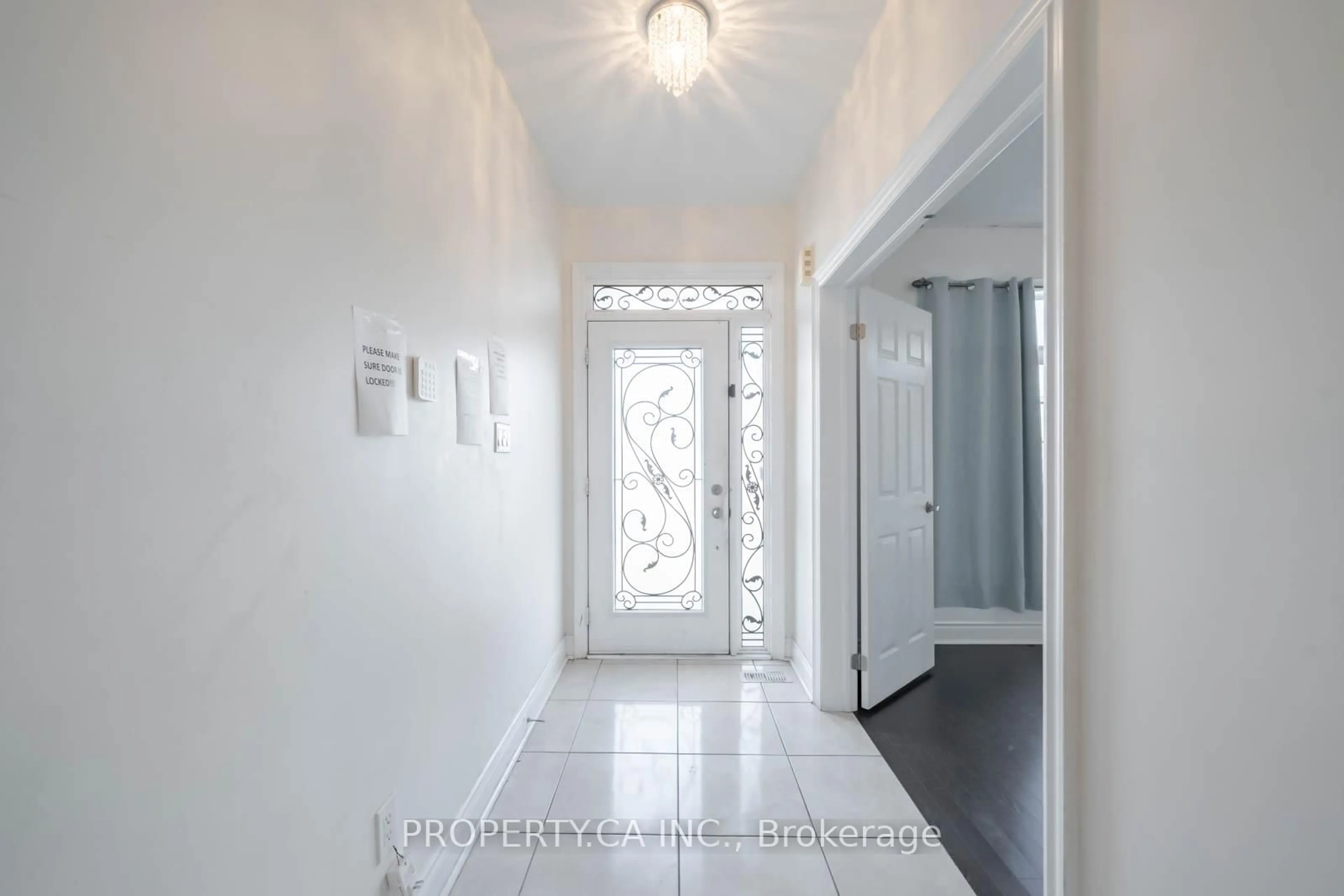 Indoor entryway for 4 Landview Rd, Brampton Ontario L6P 4G4