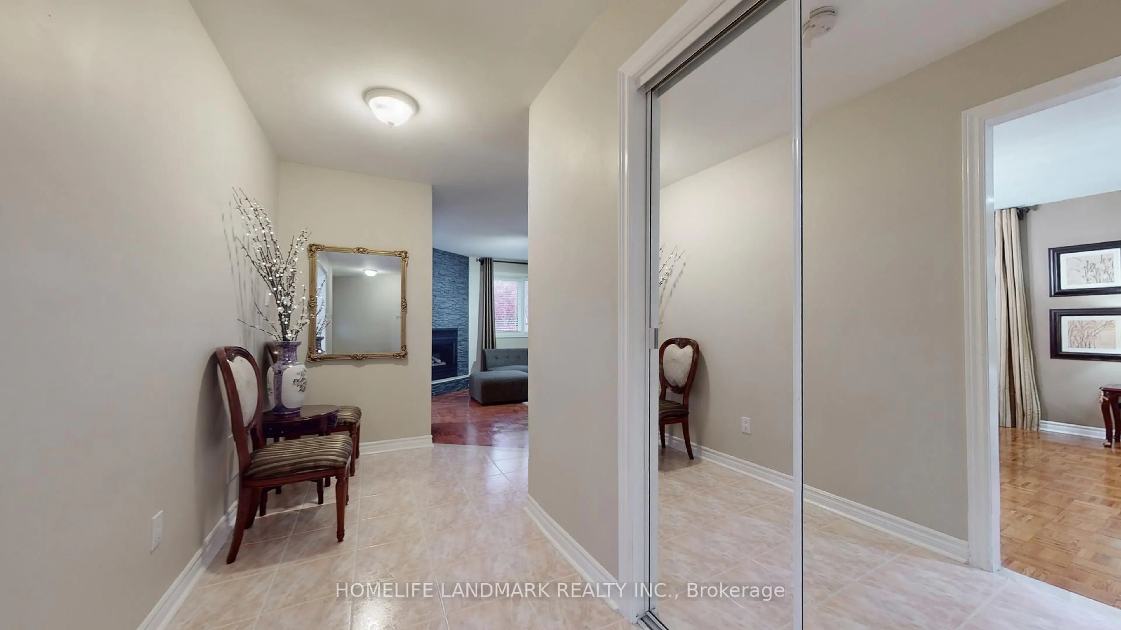 Indoor entryway for 3022 Dalehurst Dr, Mississauga Ontario L5N 6M8