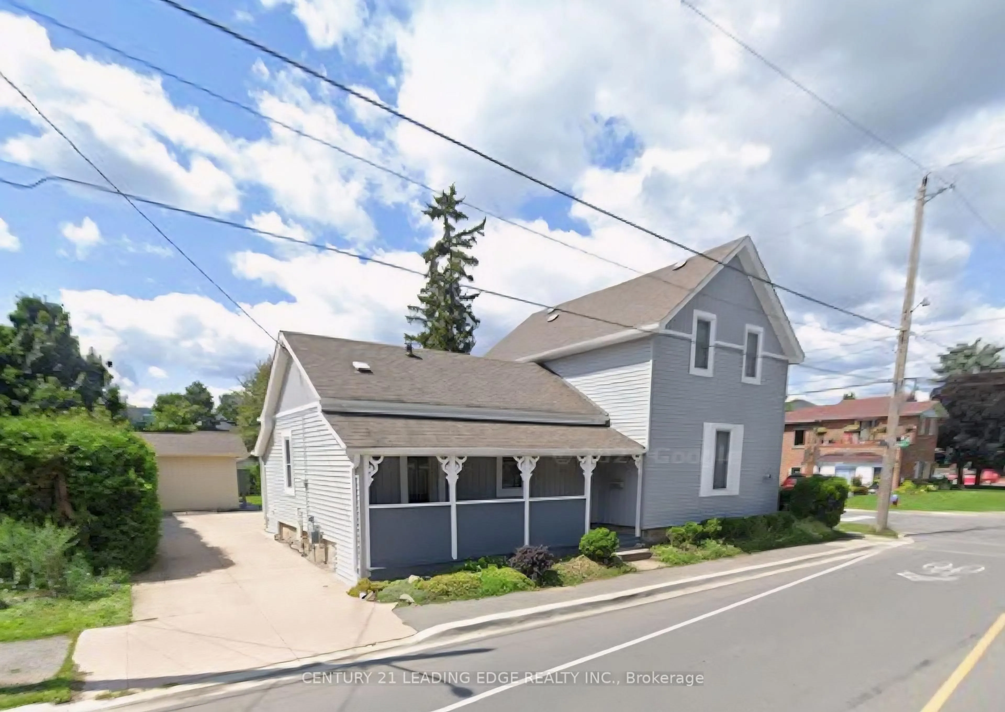 A pic from outside/outdoor area/front of a property/back of a property/a pic from drone, street for 272 Pine St, Milton Ontario L9T 1K5