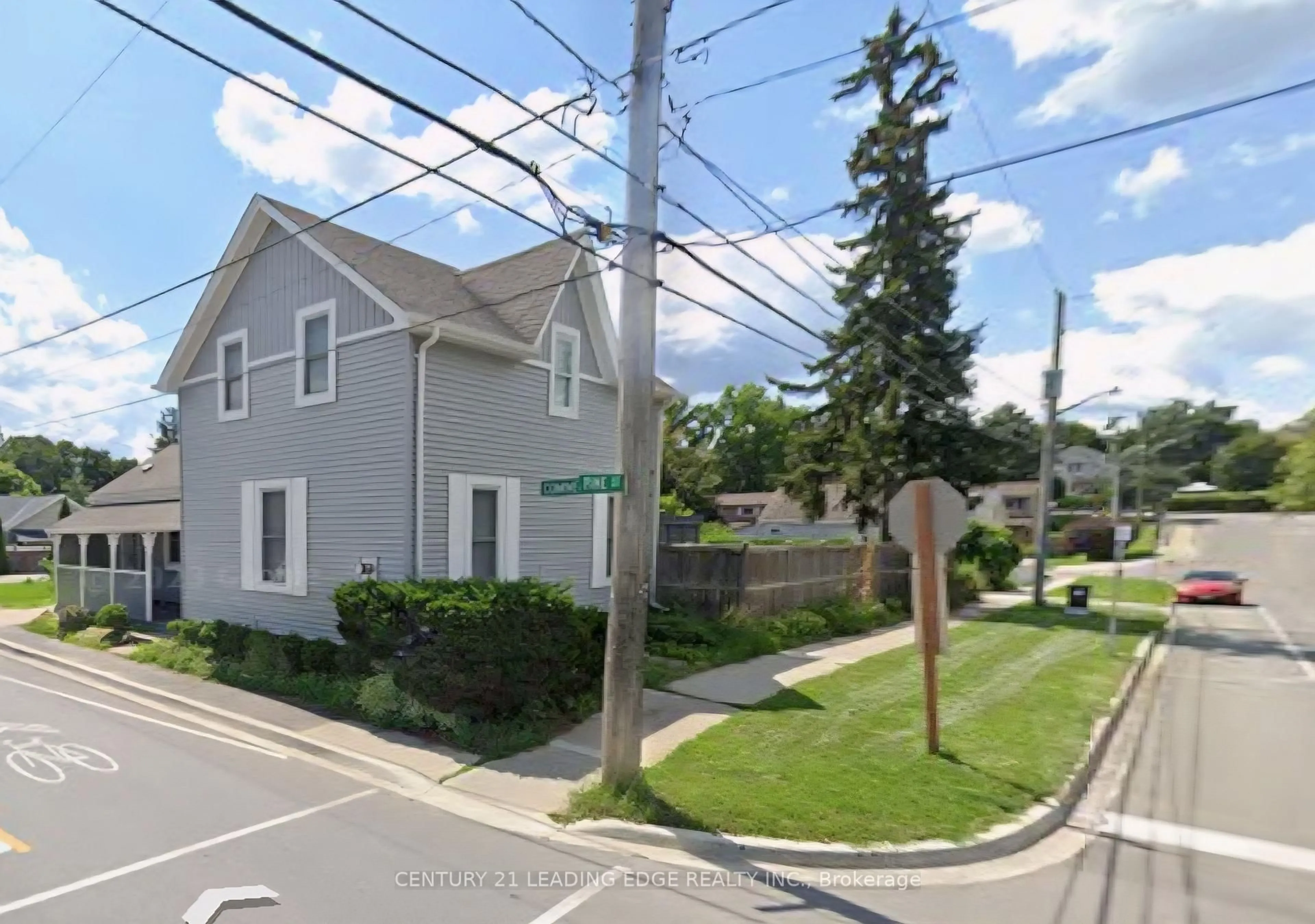 A pic from outside/outdoor area/front of a property/back of a property/a pic from drone, street for 272 Pine St, Milton Ontario L9T 1K5