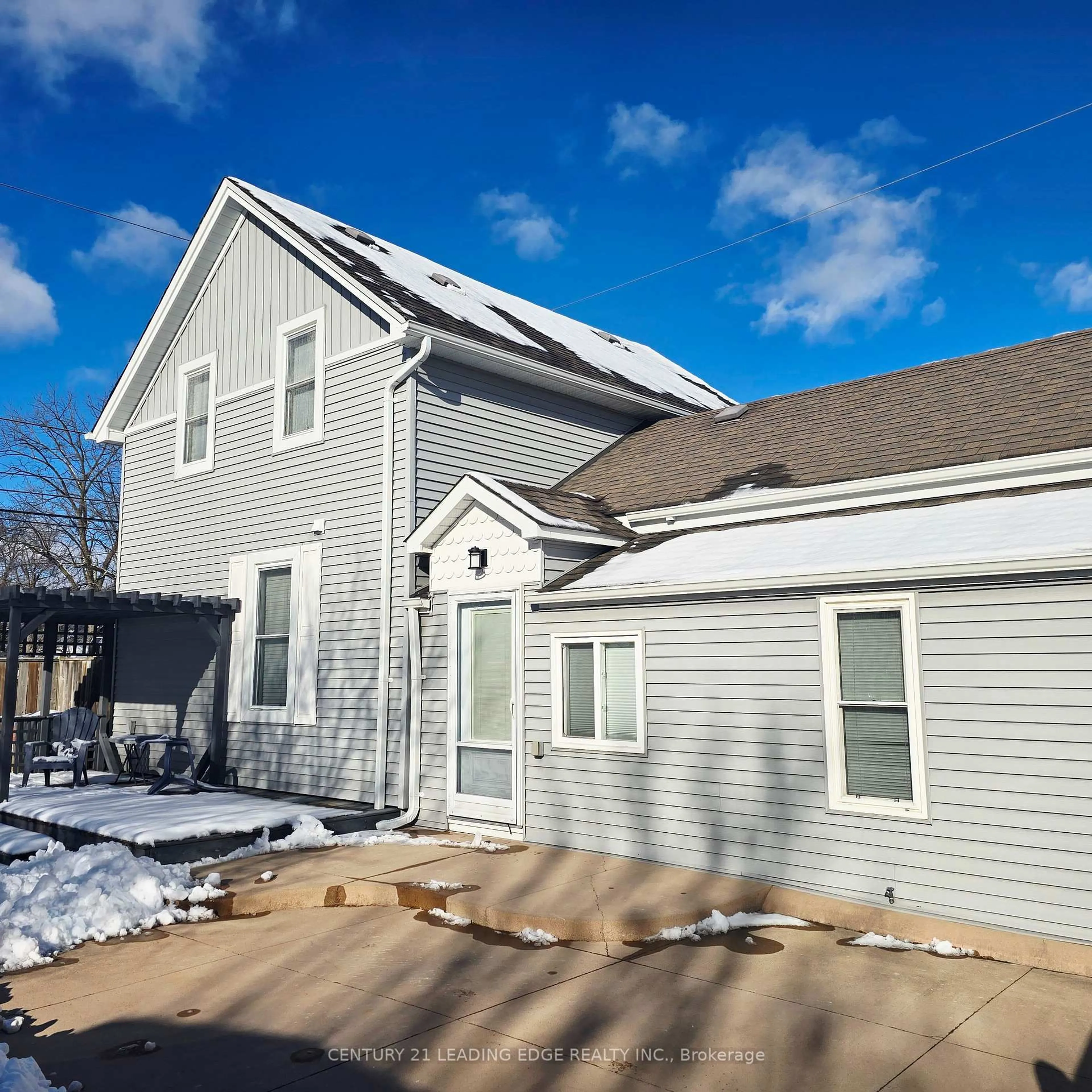 Home with vinyl exterior material, street for 272 Pine St, Milton Ontario L9T 1K5