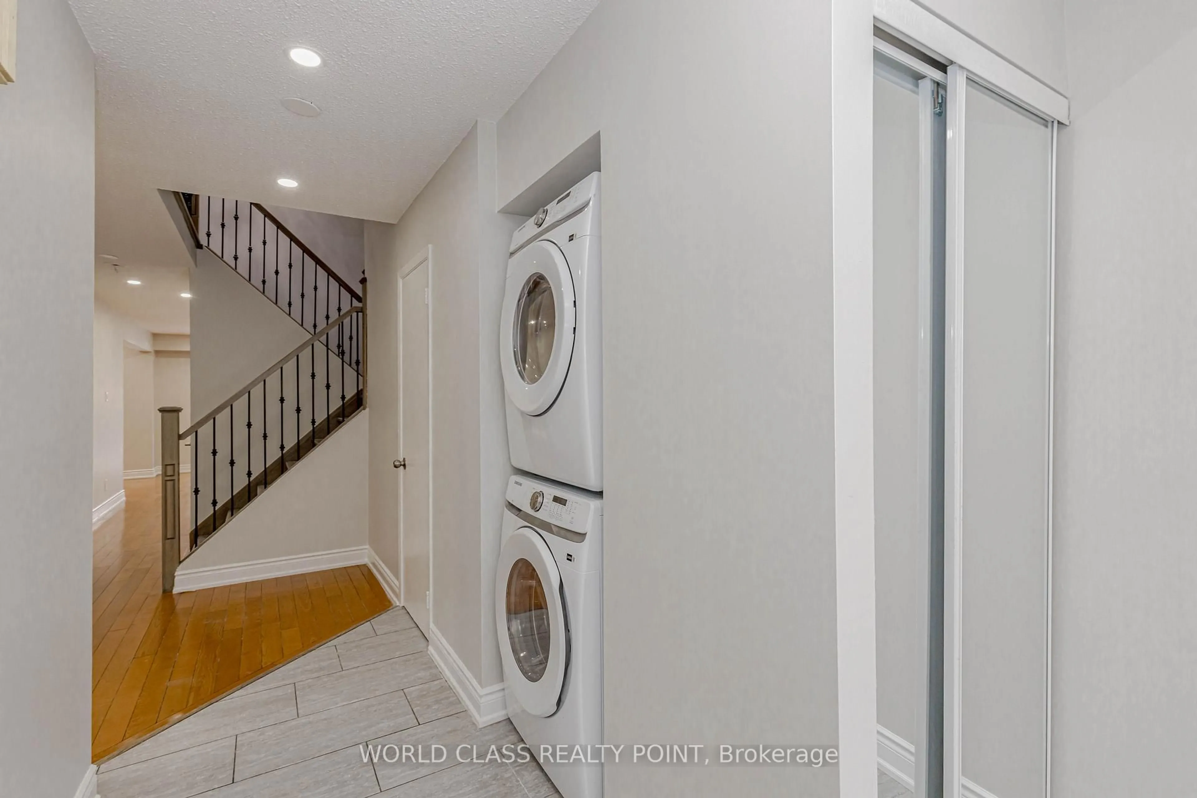Laundry room for 4 Dafoe Cres, Brampton Ontario L6Y 2L2