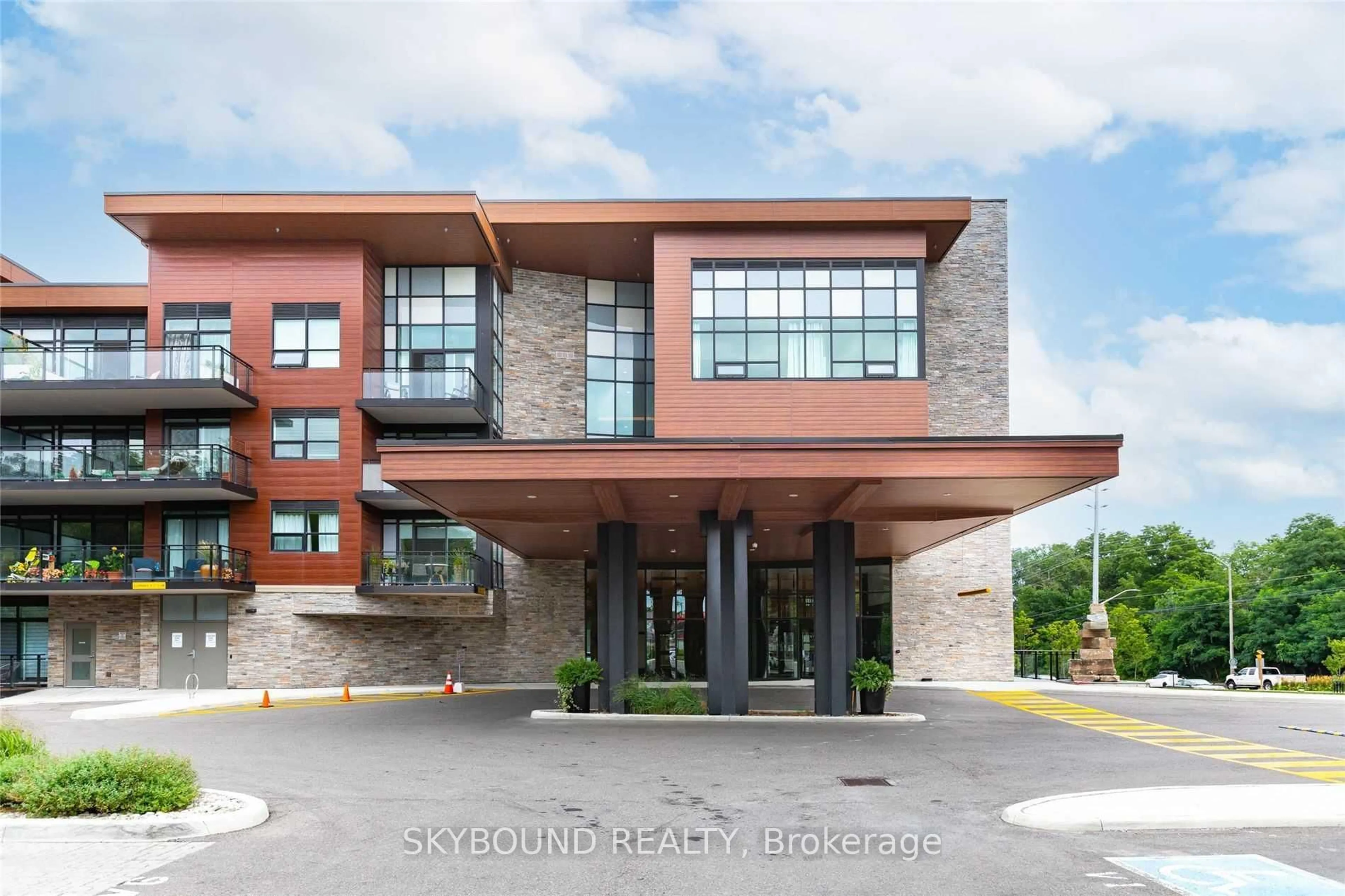 Indoor foyer for 1575 Lakeshore Rd #143, Mississauga Ontario L5J 0B1