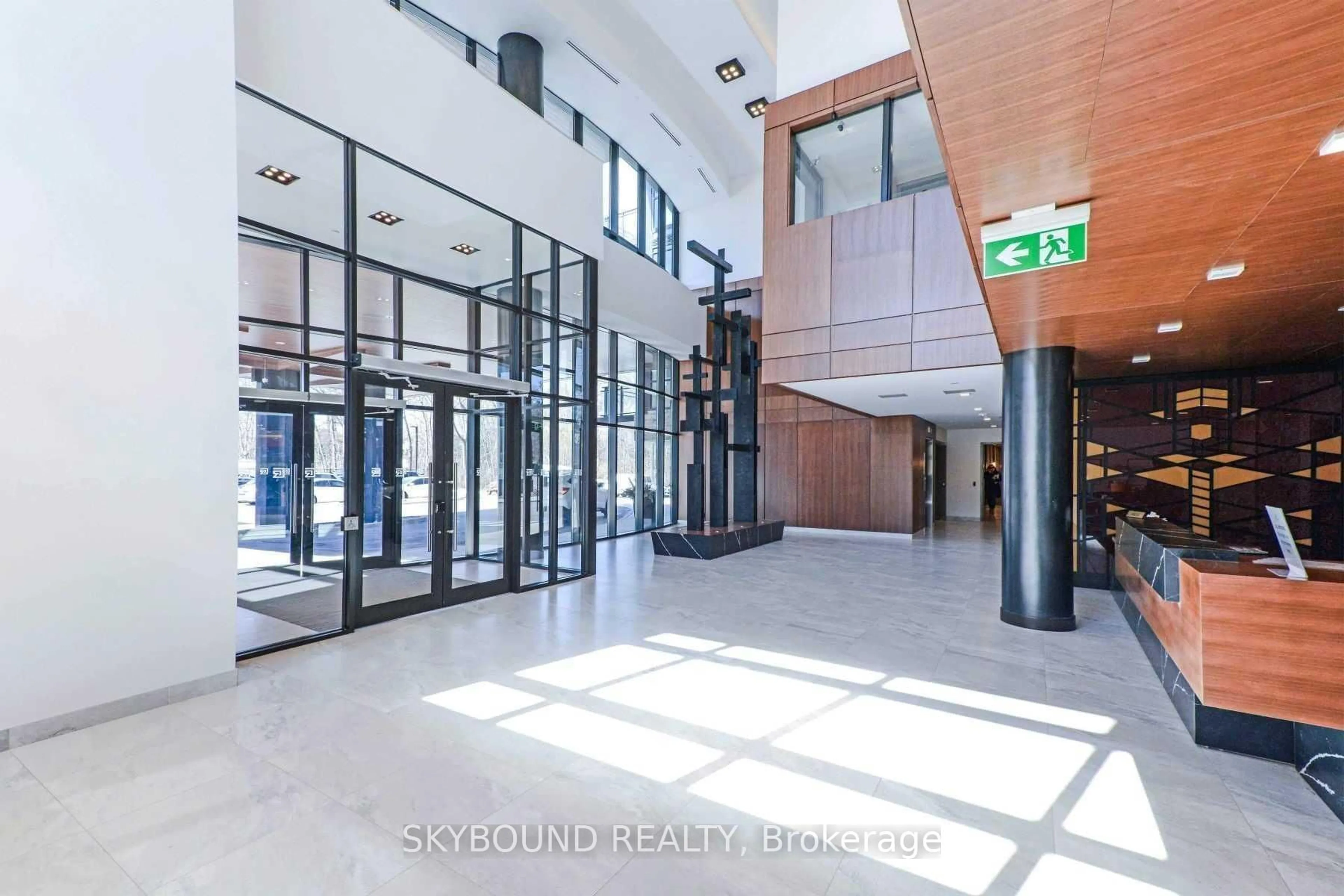 Indoor foyer for 1575 Lakeshore Rd #143, Mississauga Ontario L5J 0B1