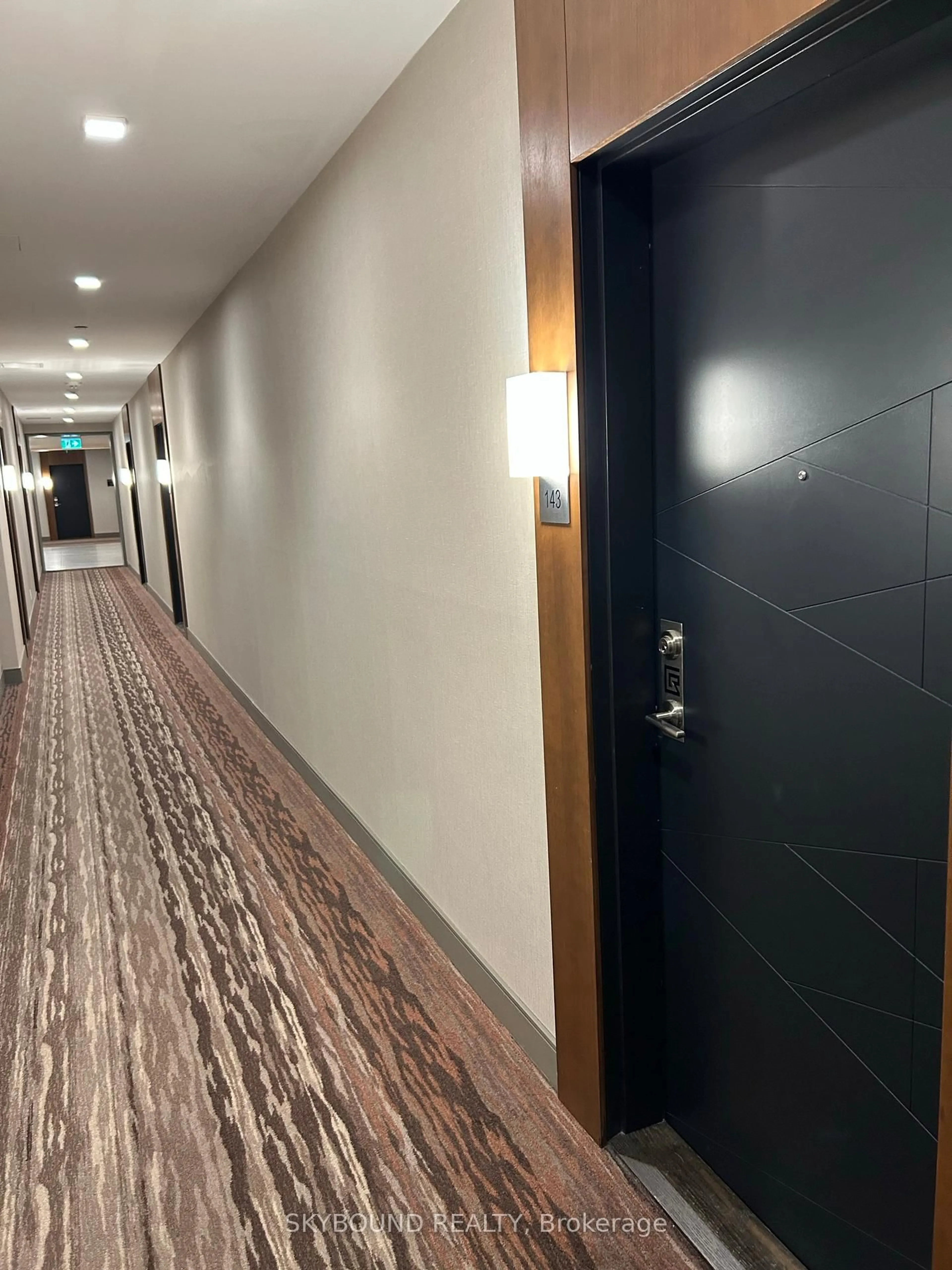 Indoor foyer for 1575 Lakeshore Rd #143, Mississauga Ontario L5J 0B1