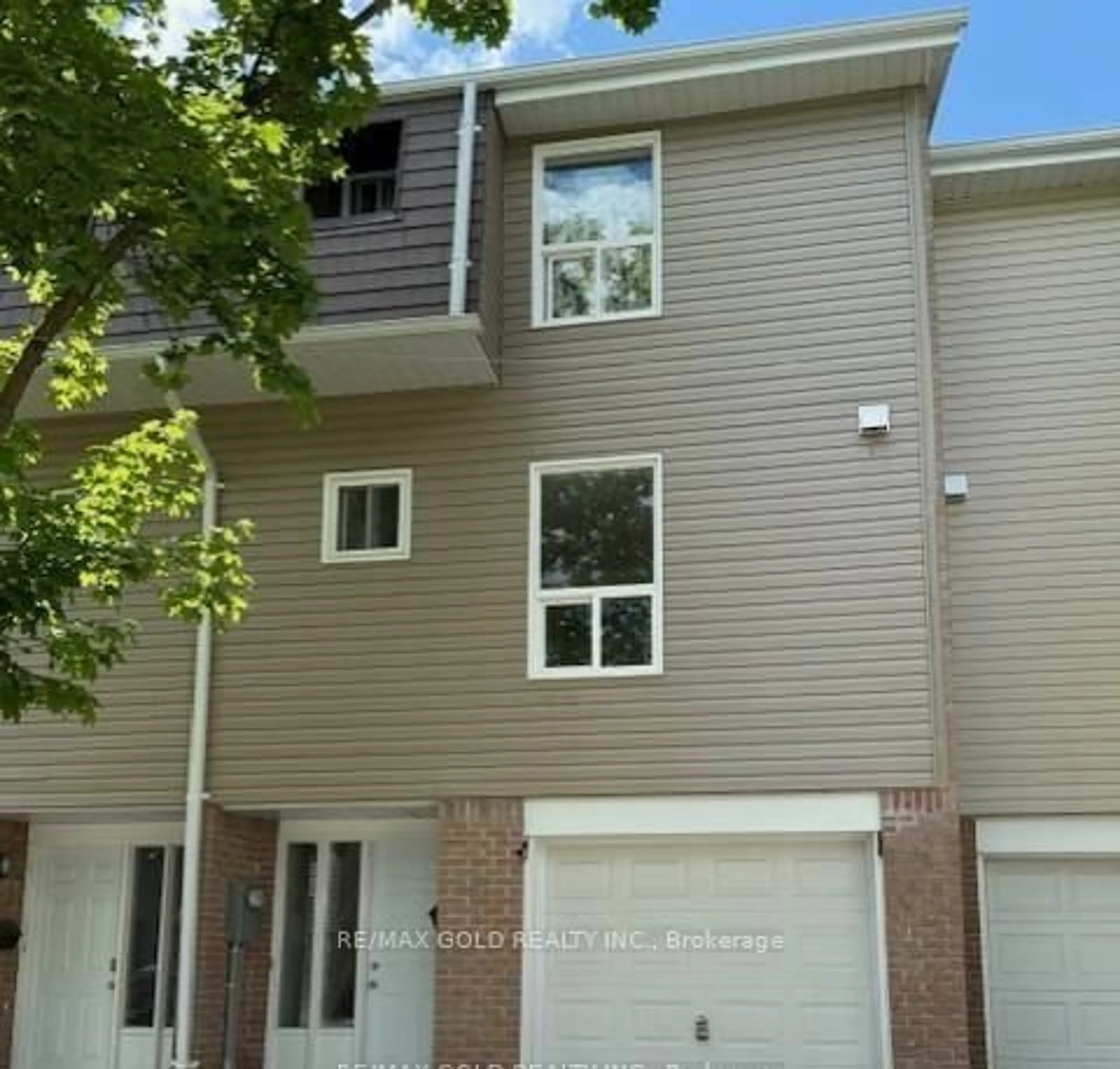 Home with vinyl exterior material, street for 40 Ellis Dr, Brampton Ontario L6T 4C4