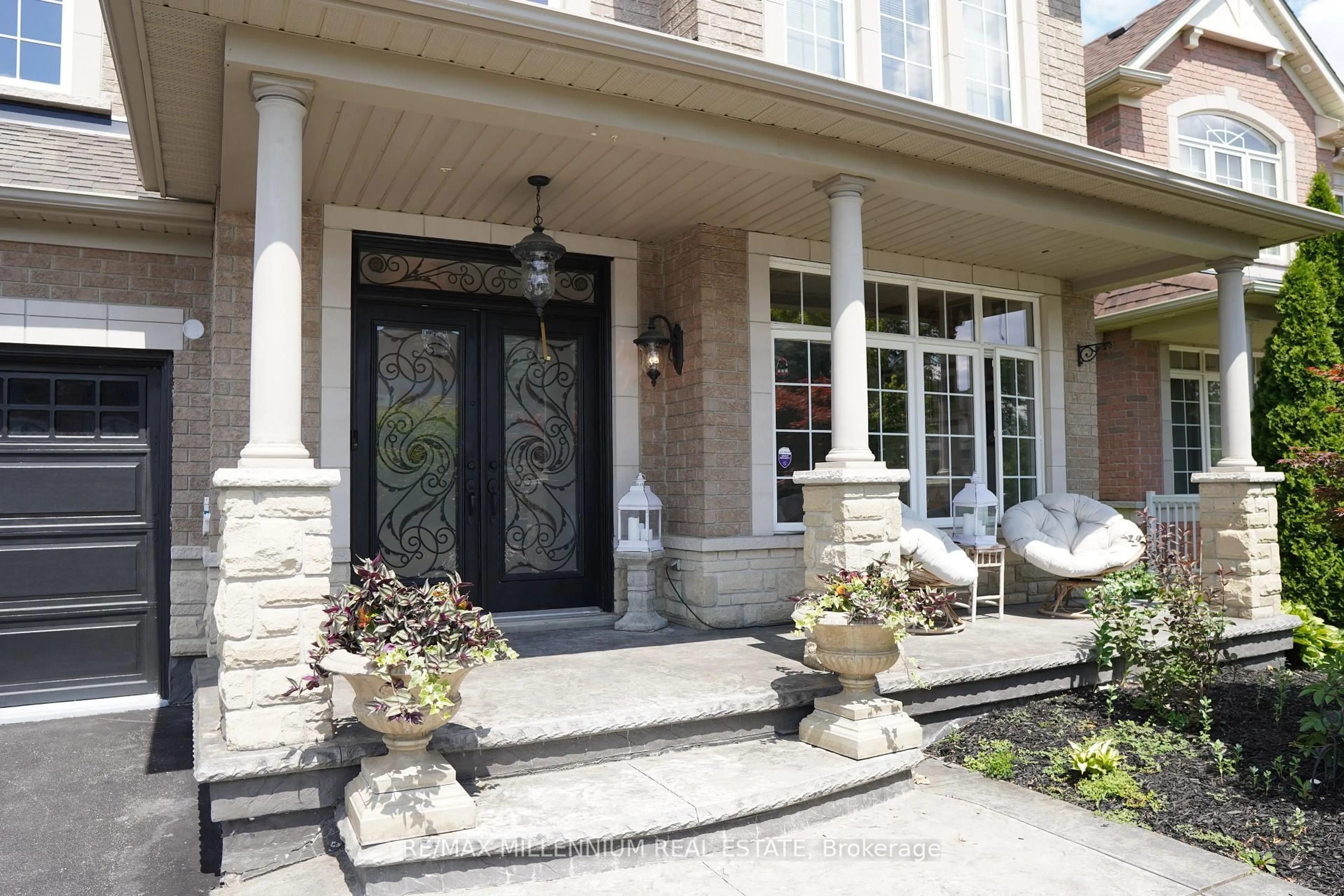 Indoor entryway for 40 Rampart Dr, Brampton Ontario L6P 2Z1