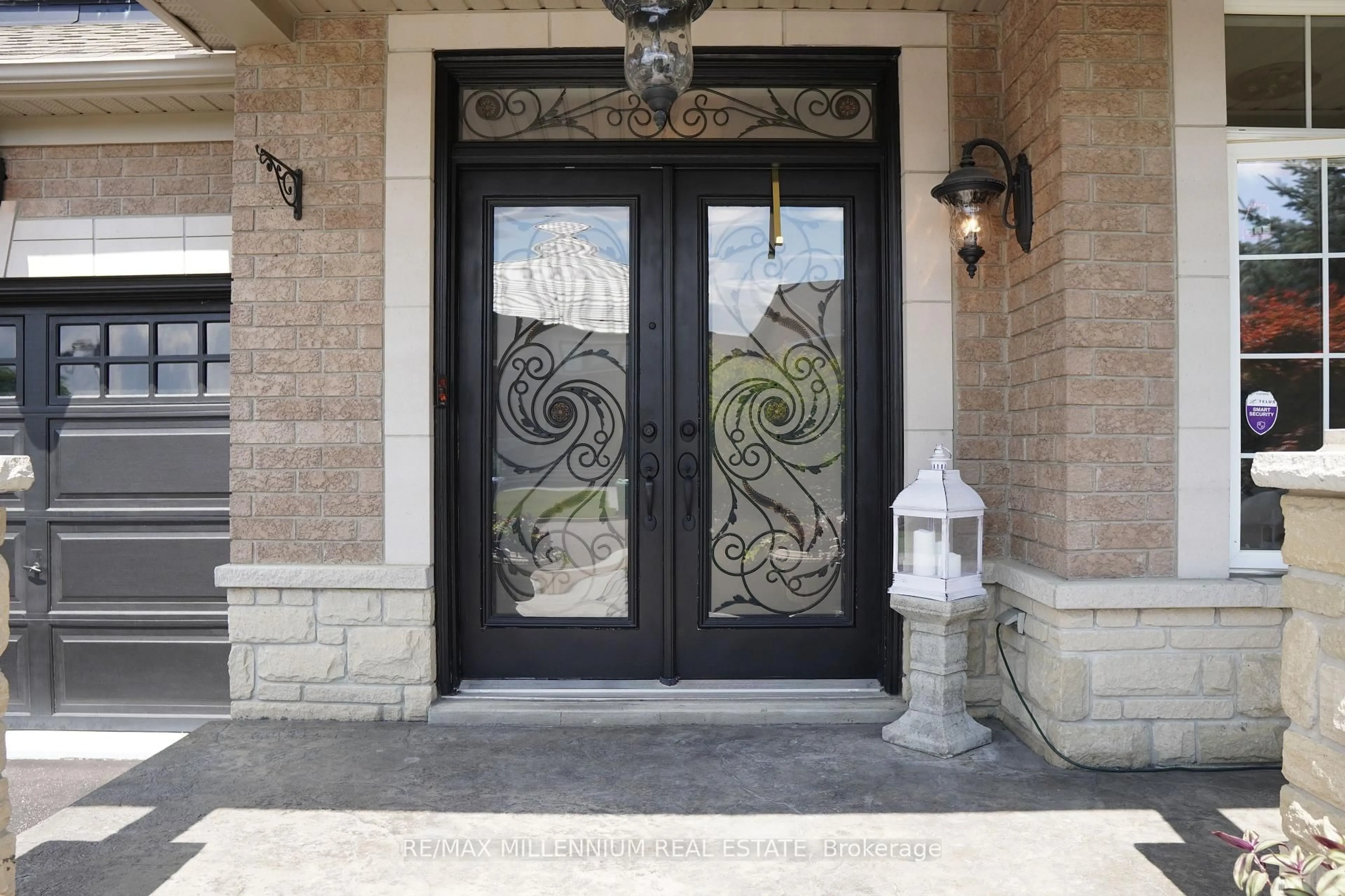 Indoor entryway for 40 Rampart Dr, Brampton Ontario L6P 2Z1