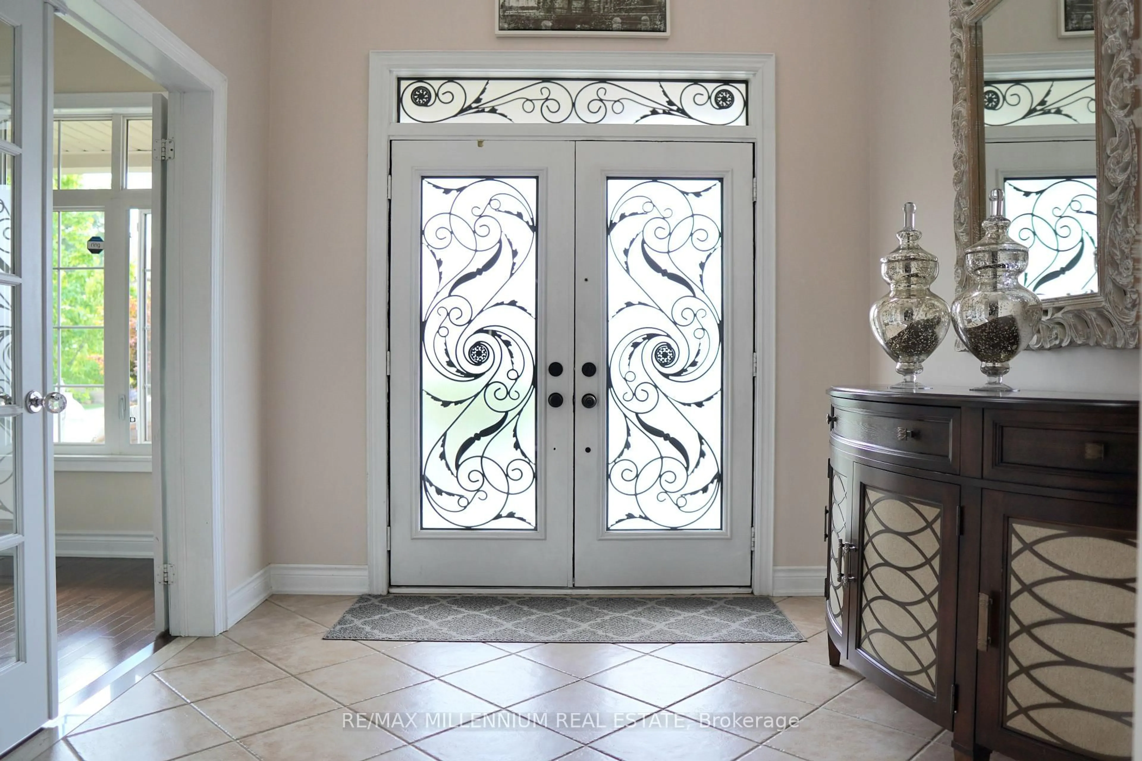 Indoor entryway for 40 Rampart Dr, Brampton Ontario L6P 2Z1