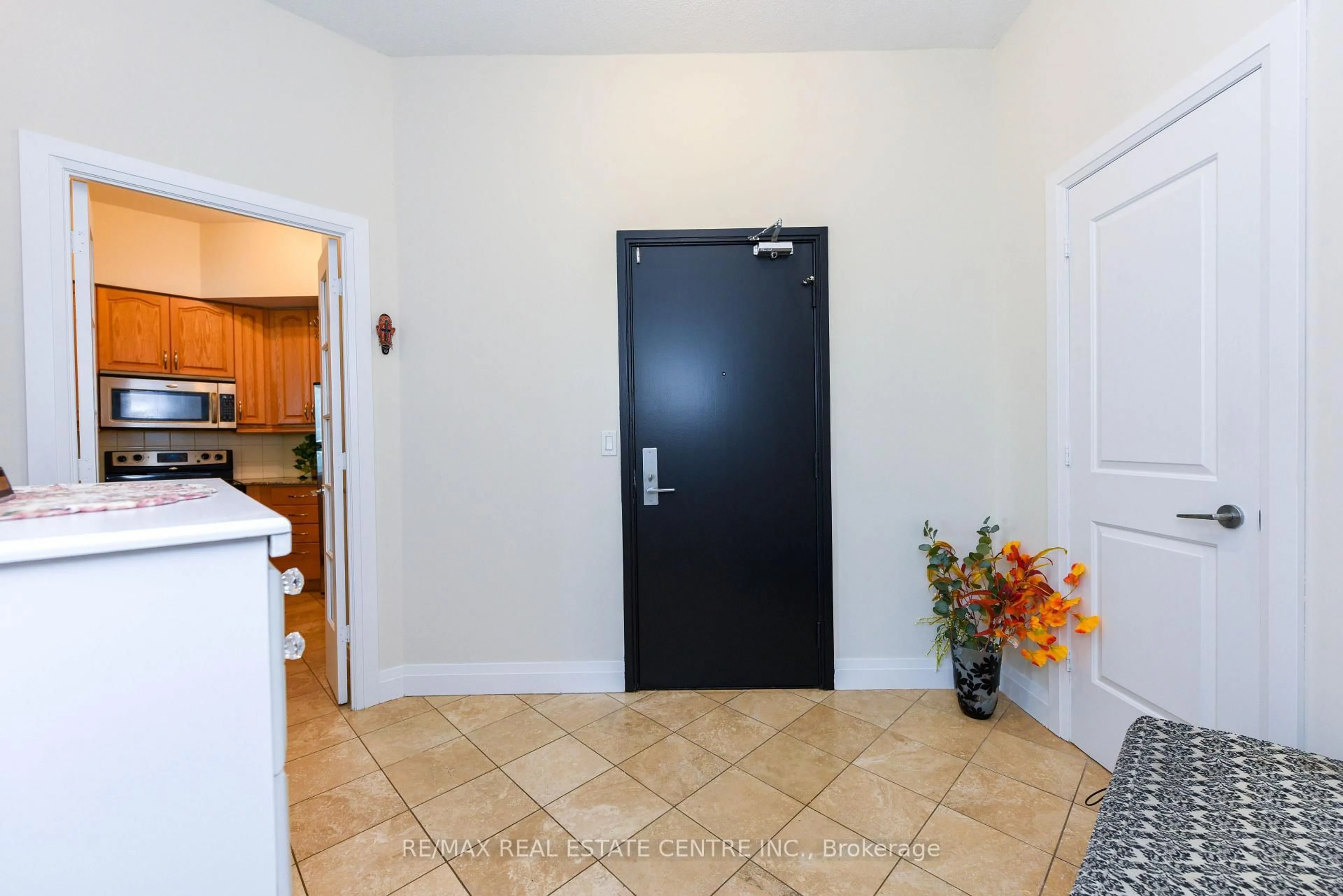 Indoor entryway for 90 Absolute Ave #2605, Mississauga Ontario L4Z 0A3