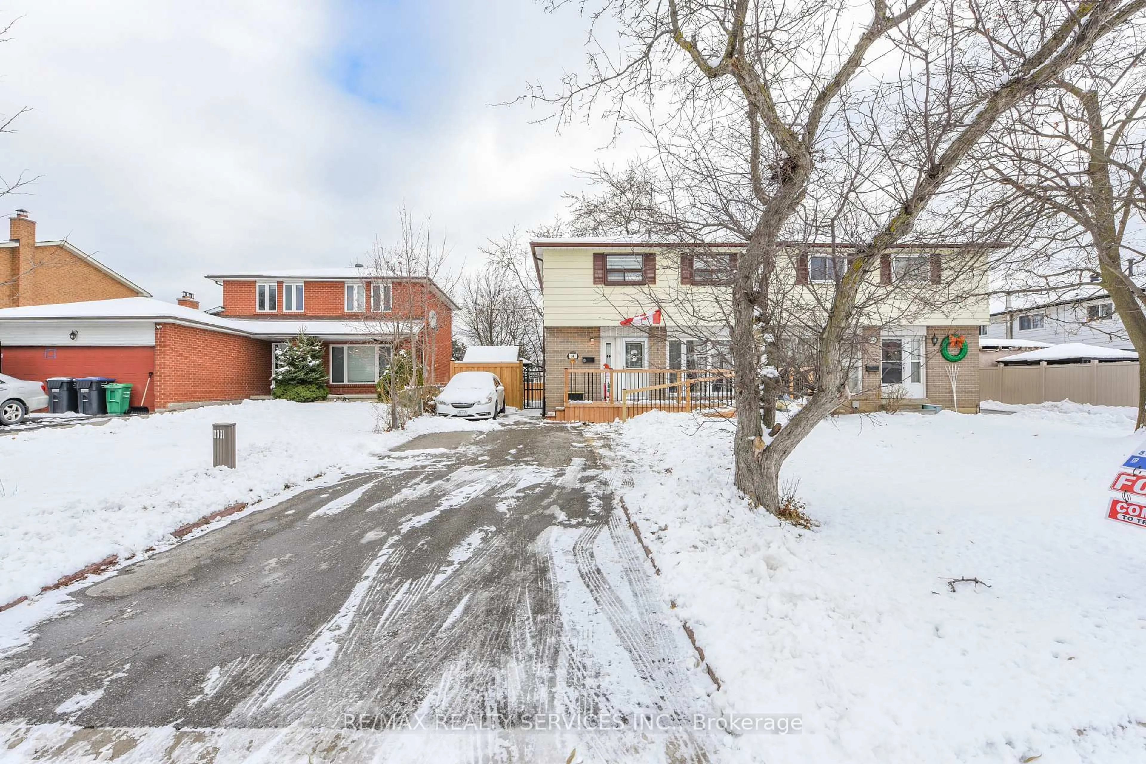 A pic from outside/outdoor area/front of a property/back of a property/a pic from drone, street for 84 Flamingo Cres, Brampton Ontario L6T 2G7