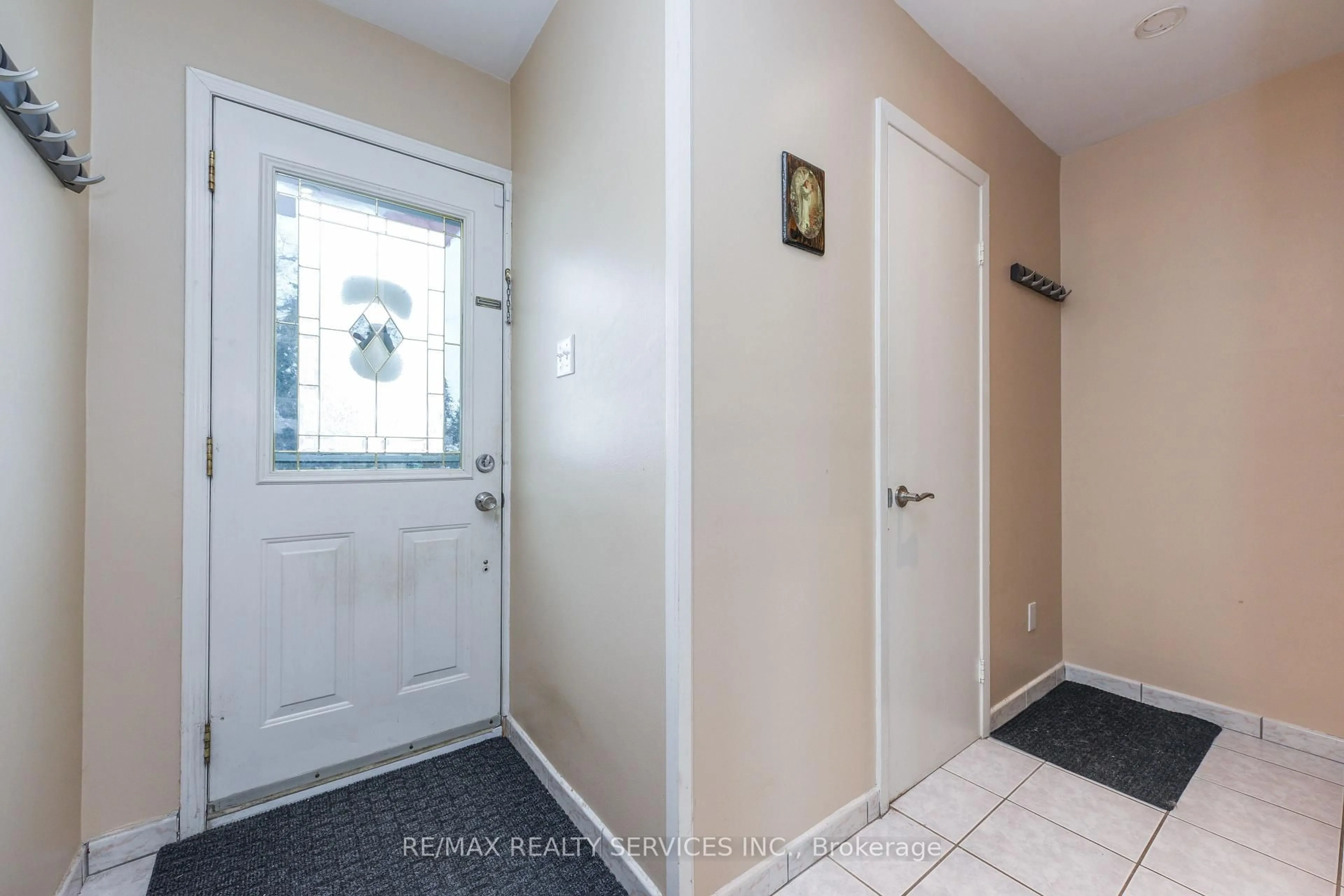 Indoor entryway for 84 Flamingo Cres, Brampton Ontario L6T 2G7