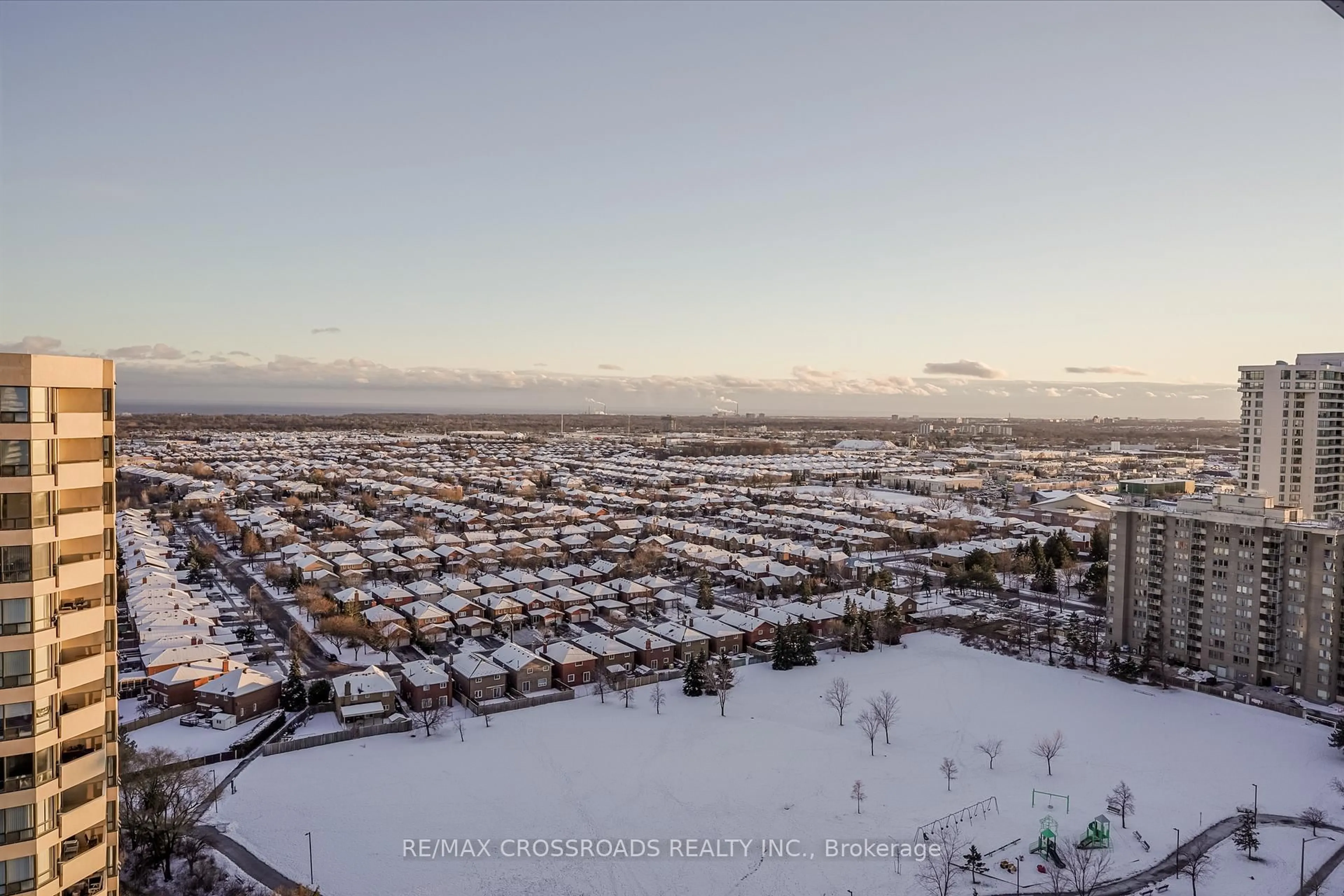 A pic from outside/outdoor area/front of a property/back of a property/a pic from drone, mountain view for 3883 Quartz Rd #1804, Mississauga Ontario L5B 0M4