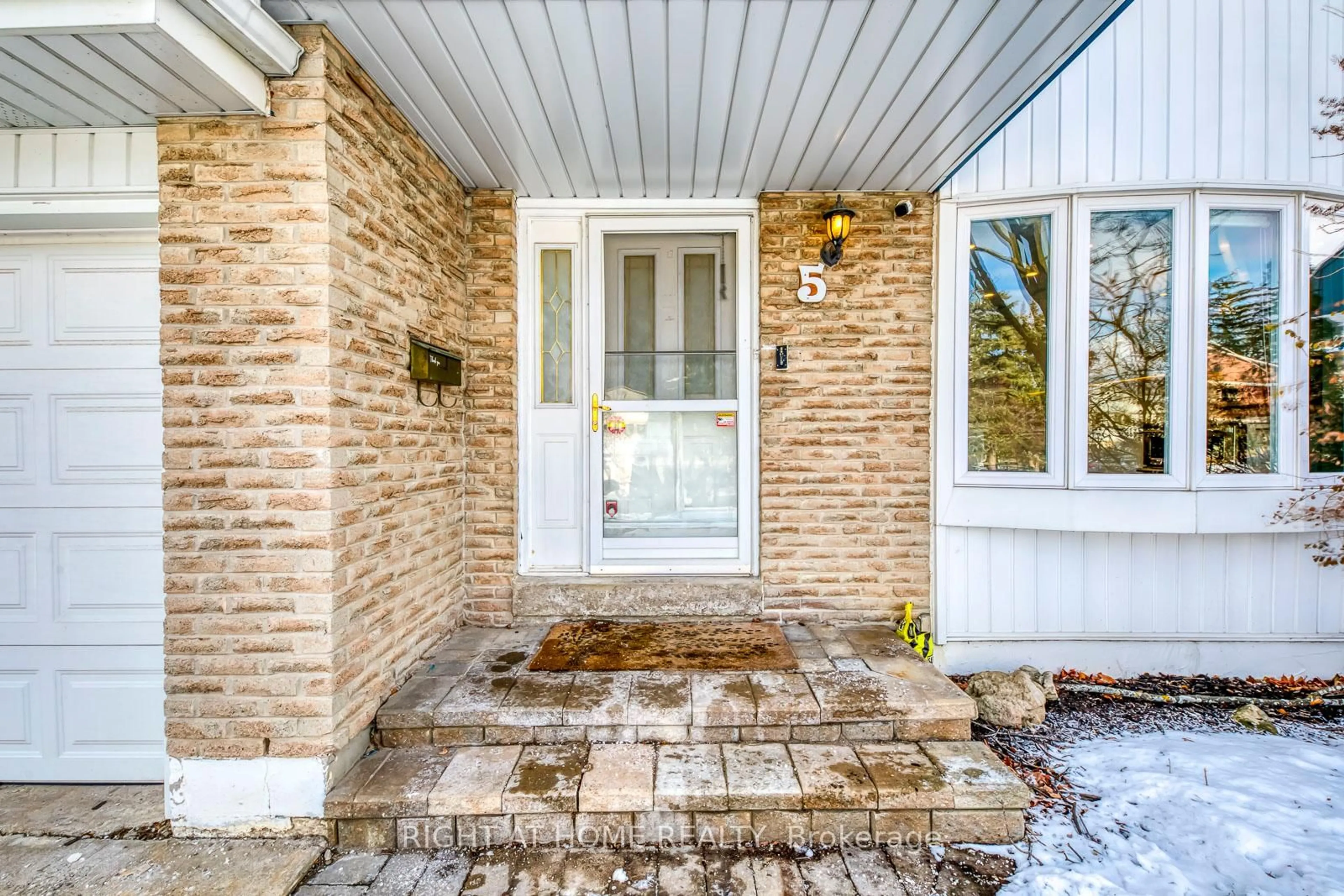 Indoor entryway for 5 Bow River Cres, Mississauga Ontario L5N 1J1