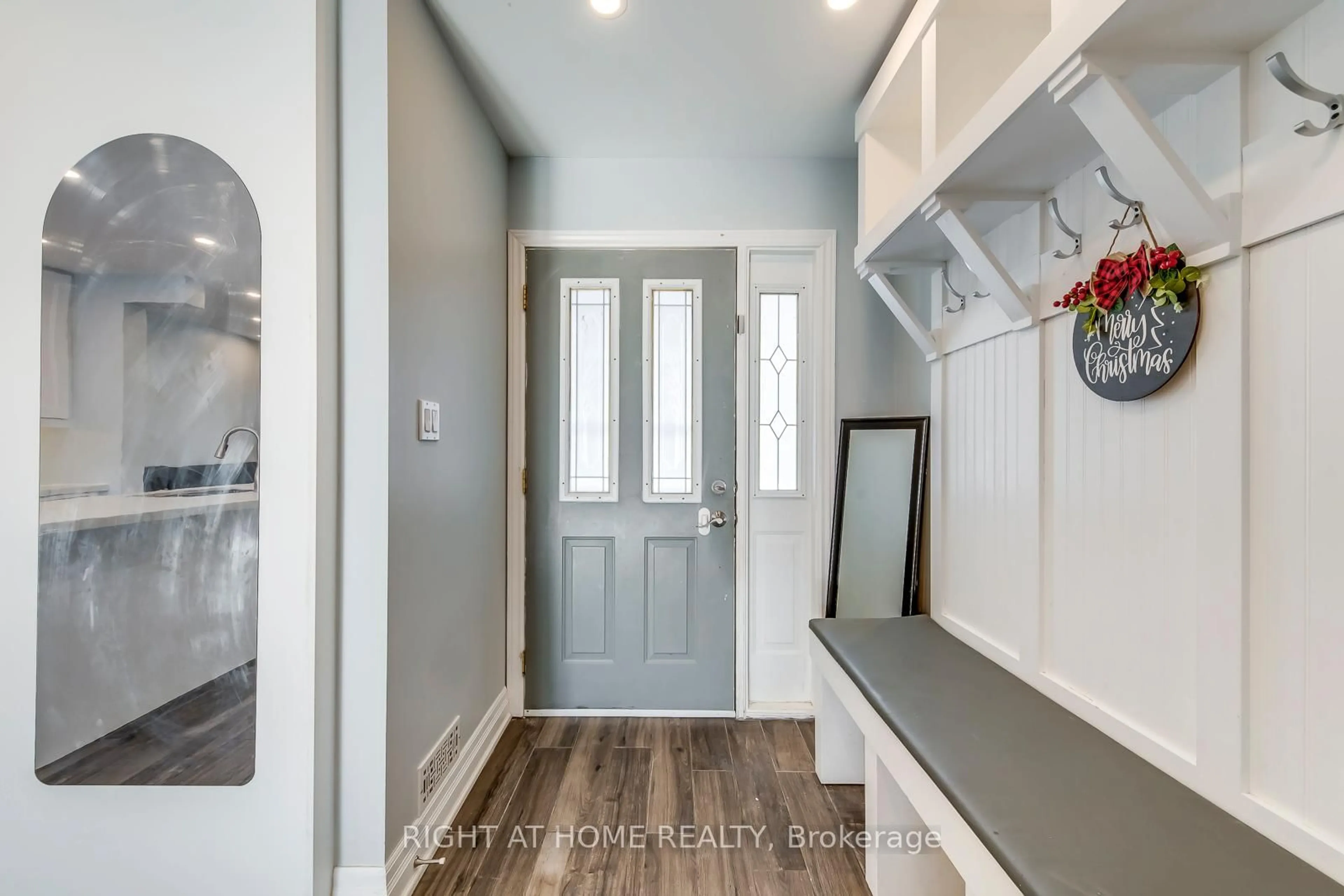 Indoor entryway for 5 Bow River Cres, Mississauga Ontario L5N 1J1