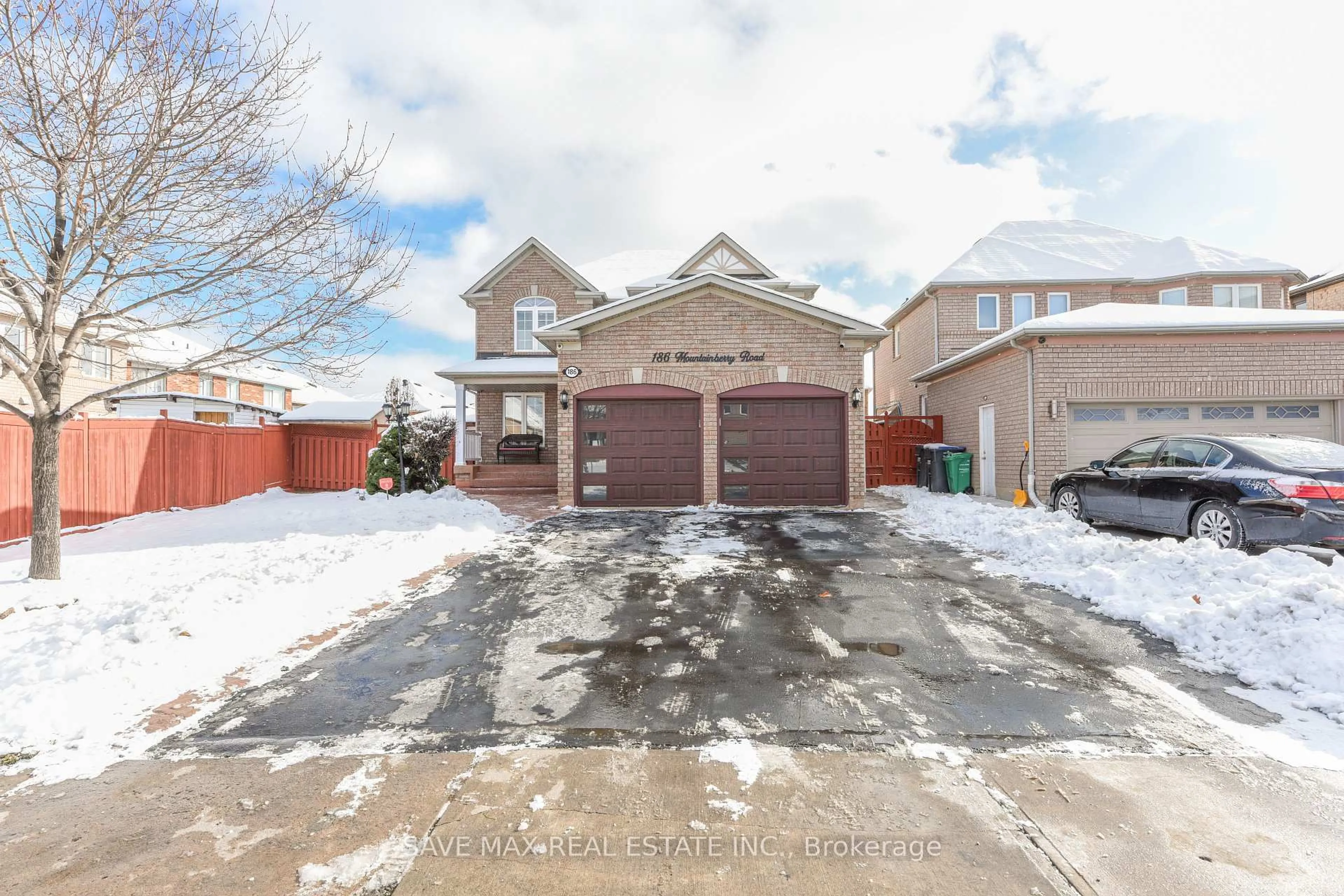 A pic from outside/outdoor area/front of a property/back of a property/a pic from drone, street for 186 Mountainberry Rd, Brampton Ontario L6R 2L2