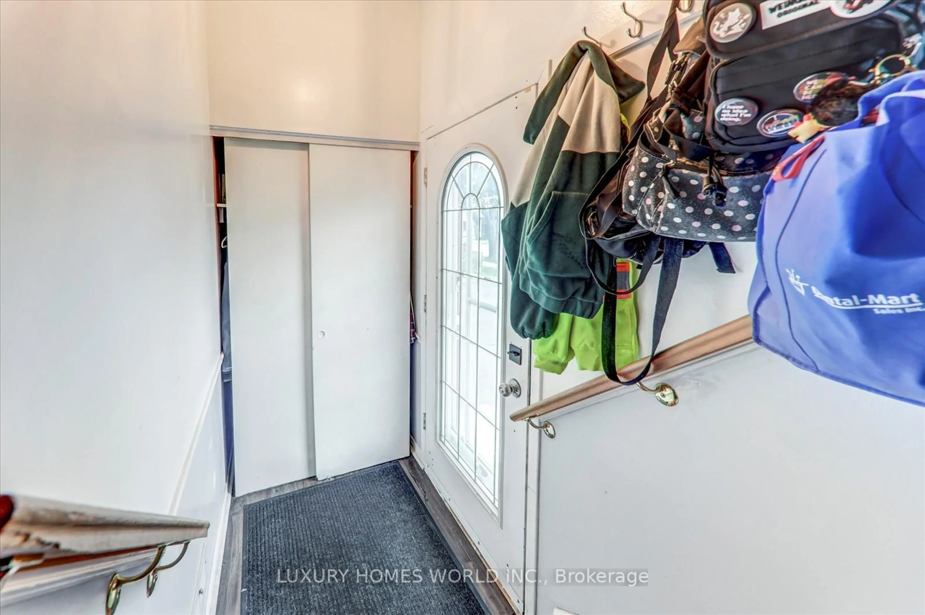 Indoor entryway for 301 Archdekin Dr, Brampton Ontario L6V 1Y8