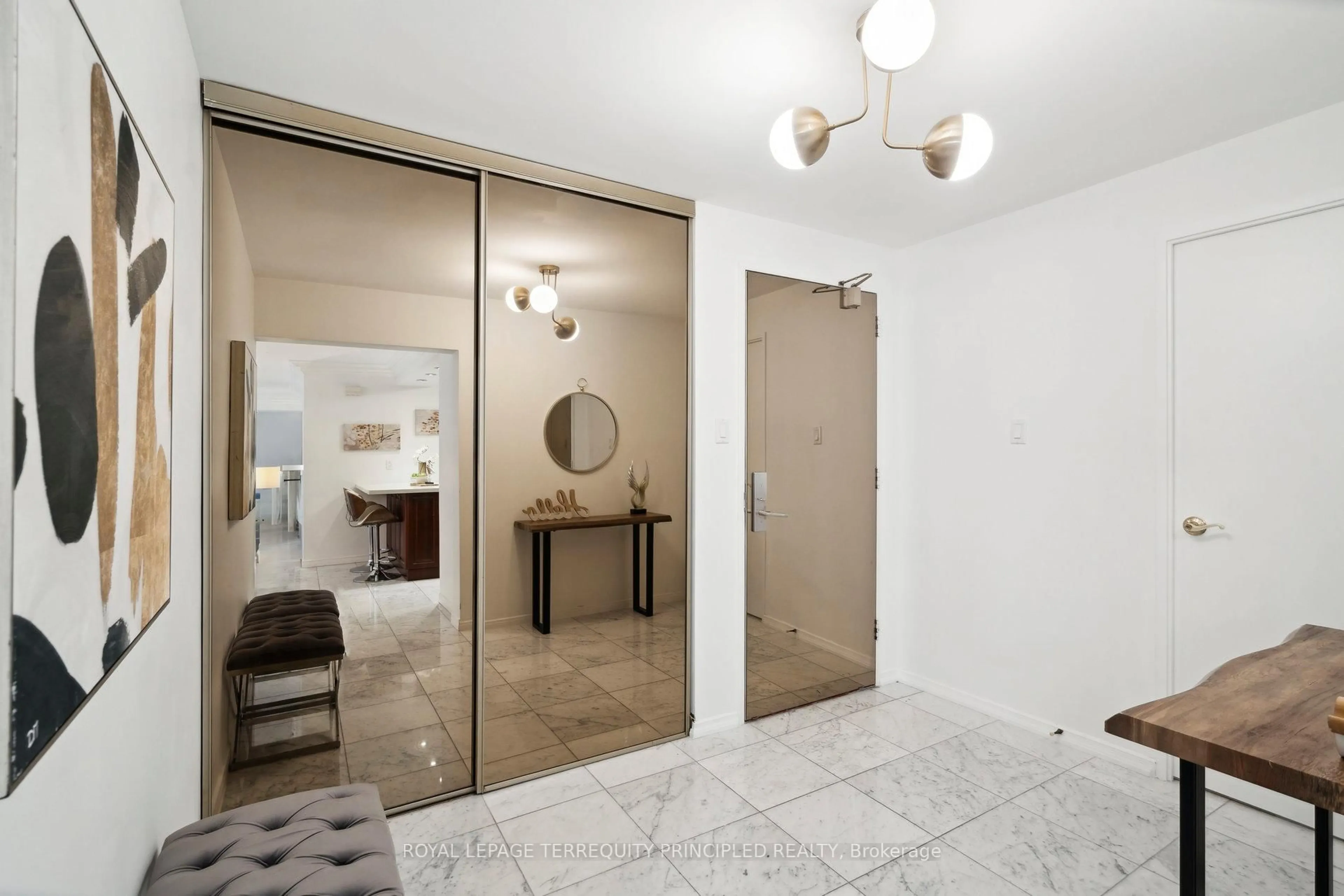 Indoor foyer for 1400 Dixie Rd #315, Mississauga Ontario L5E 3E1