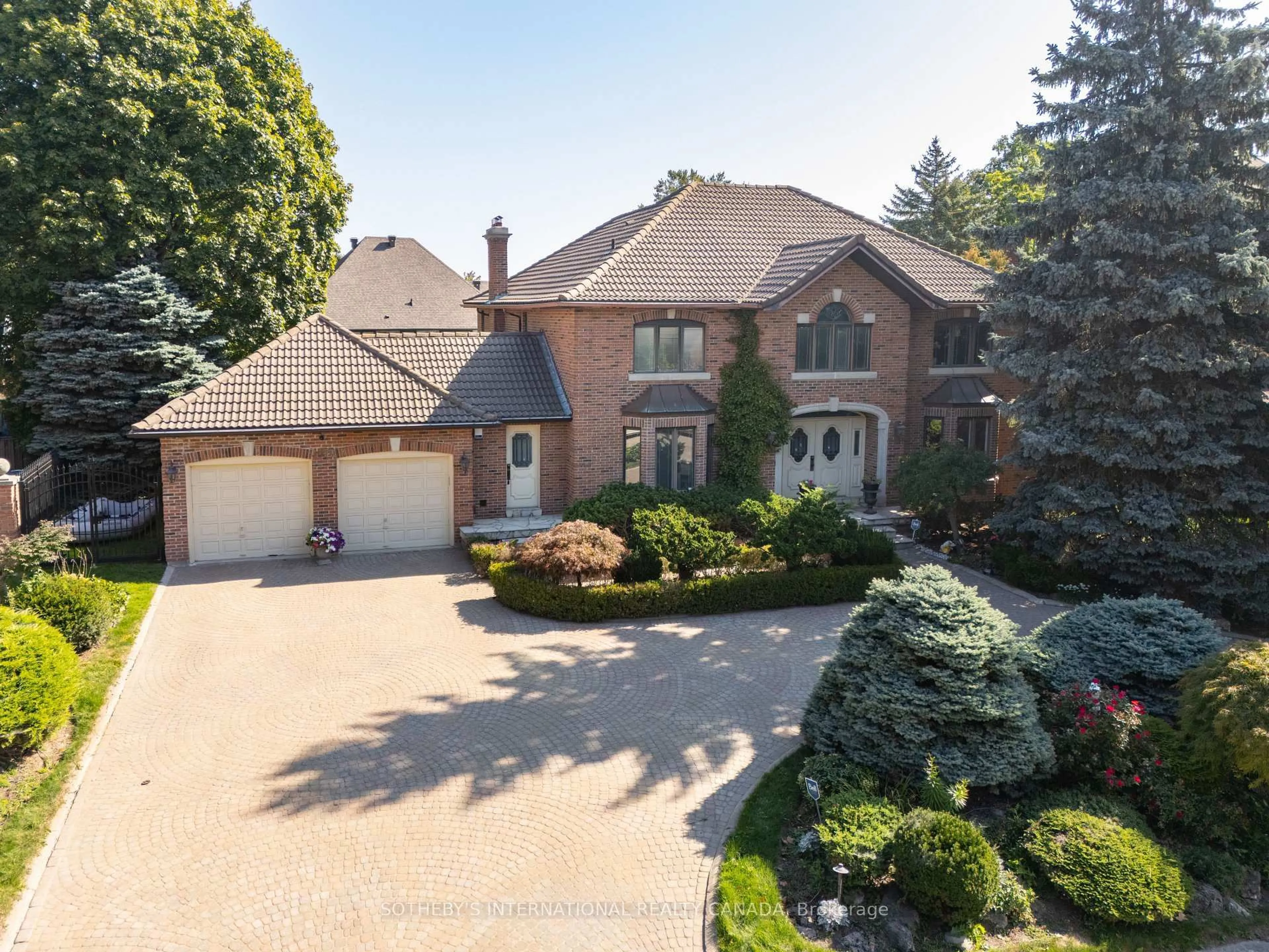 A pic from outside/outdoor area/front of a property/back of a property/a pic from drone, street for 1070 Geran Cres, Mississauga Ontario L5H 4A6
