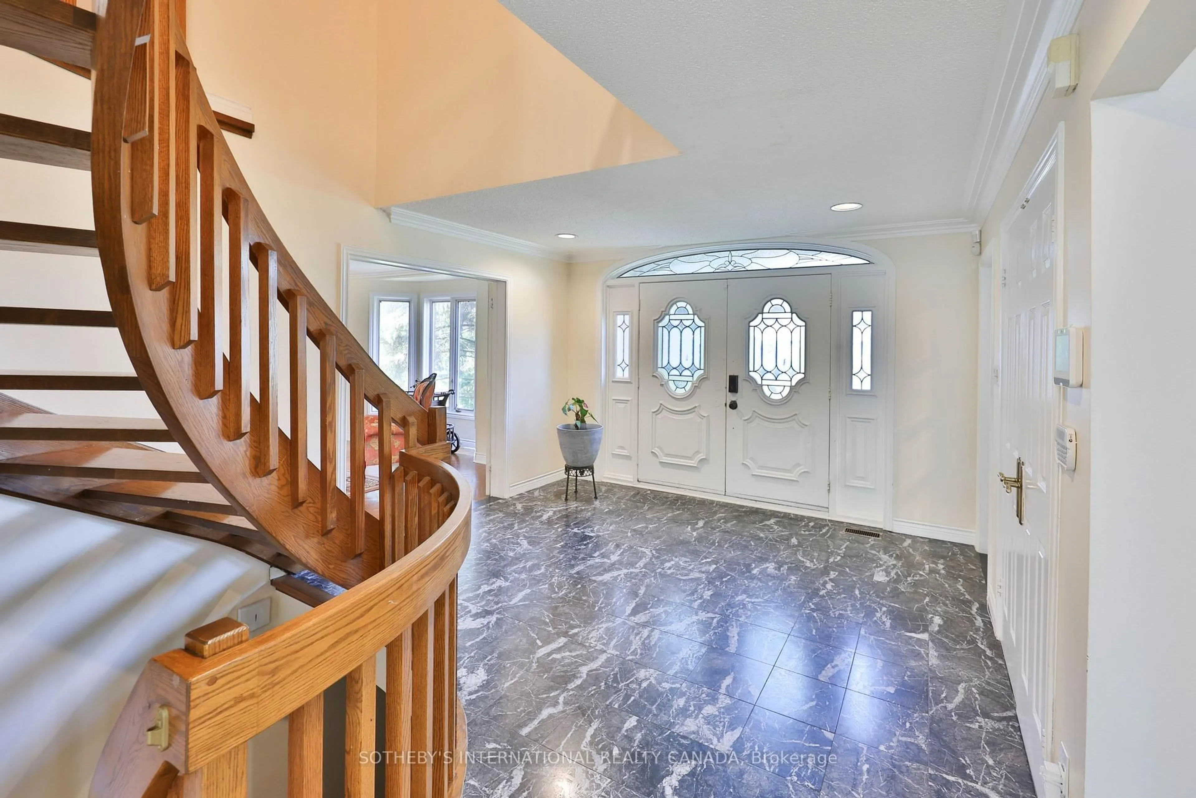 Indoor foyer for 1070 Geran Cres, Mississauga Ontario L5H 4A6