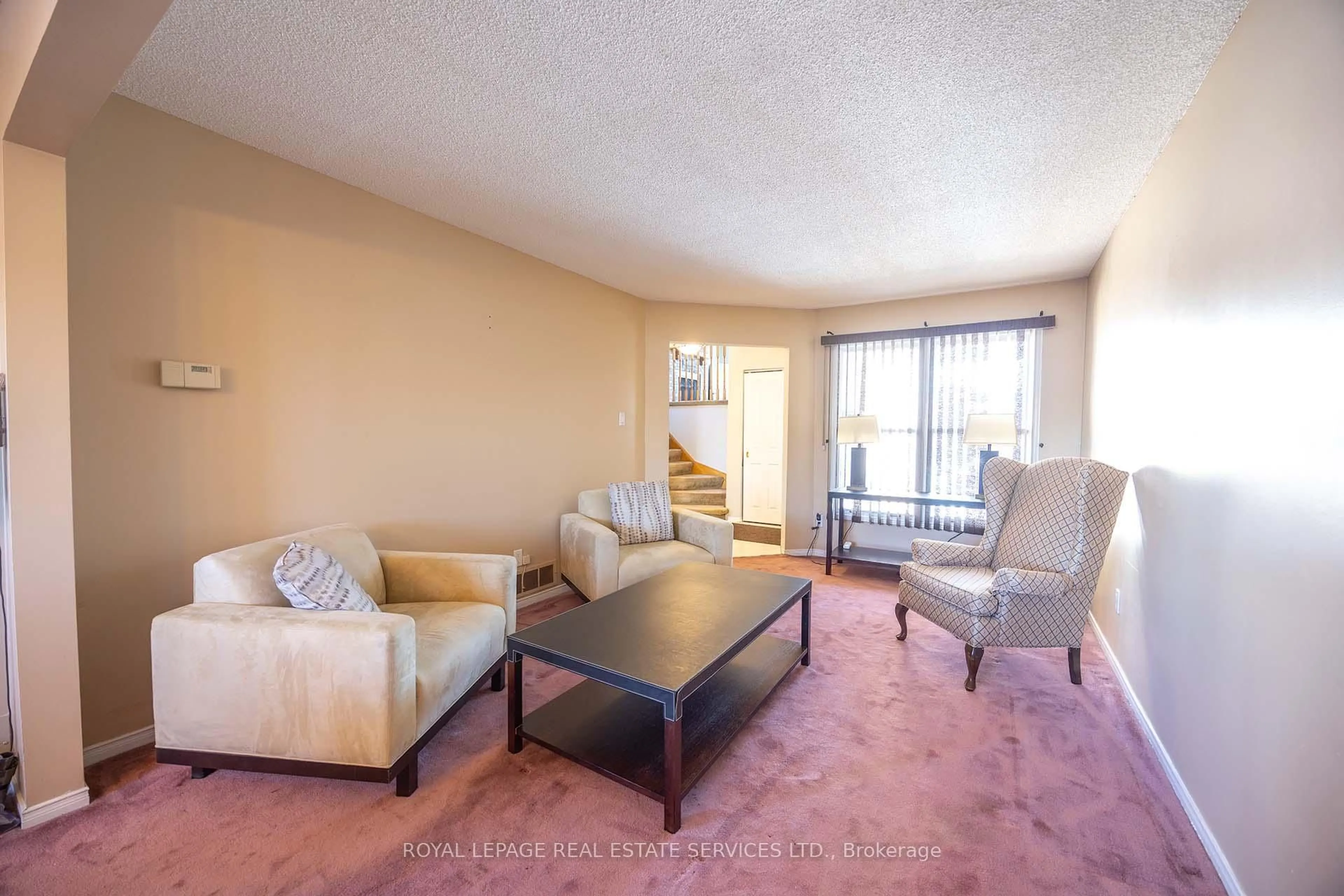 Living room with furniture, carpet floor for 3419 Brett Rd, Mississauga Ontario L5L 4M6