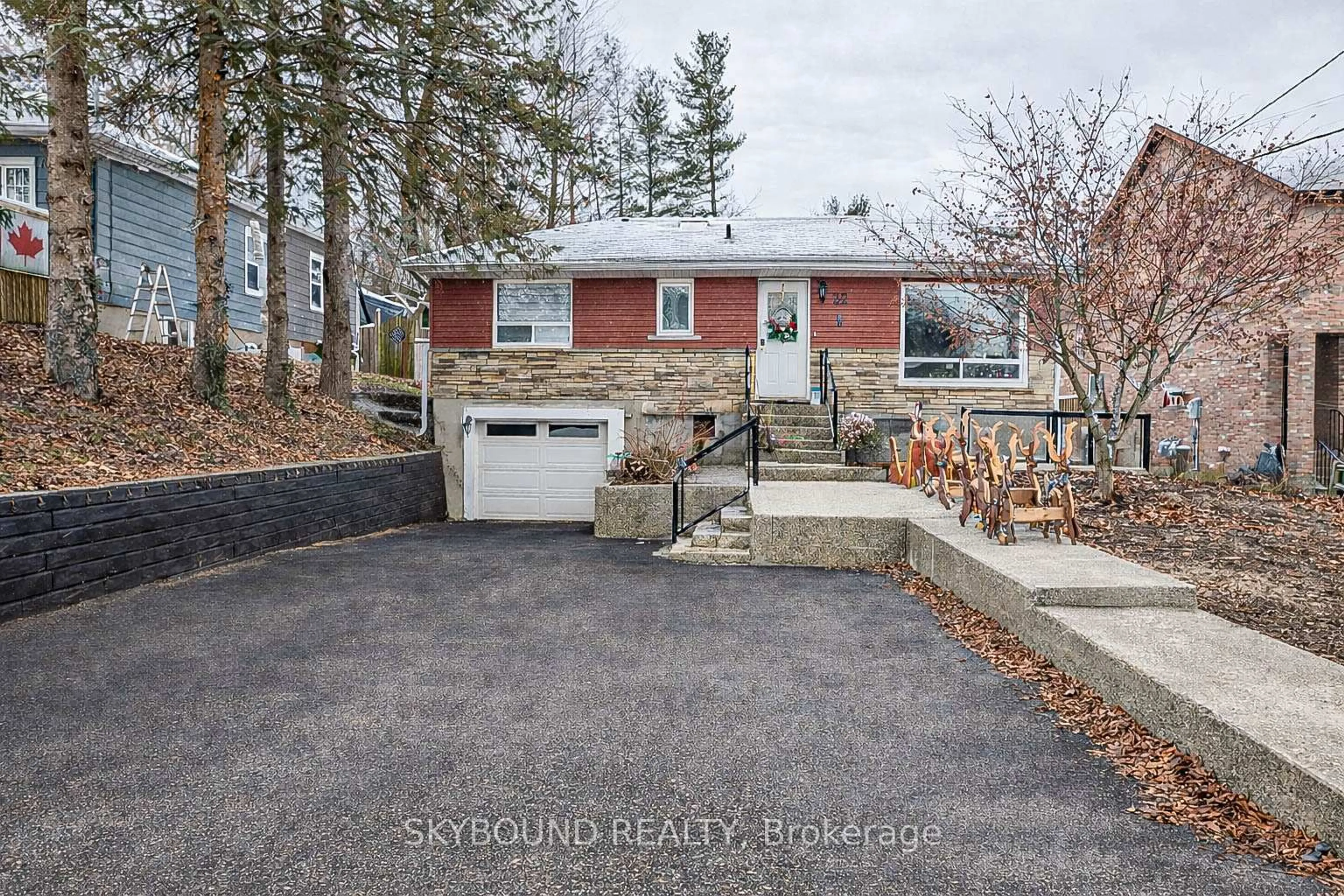 A pic from outside/outdoor area/front of a property/back of a property/a pic from drone, street for 32 Victoria Ave, Halton Hills Ontario L7J 1Y9