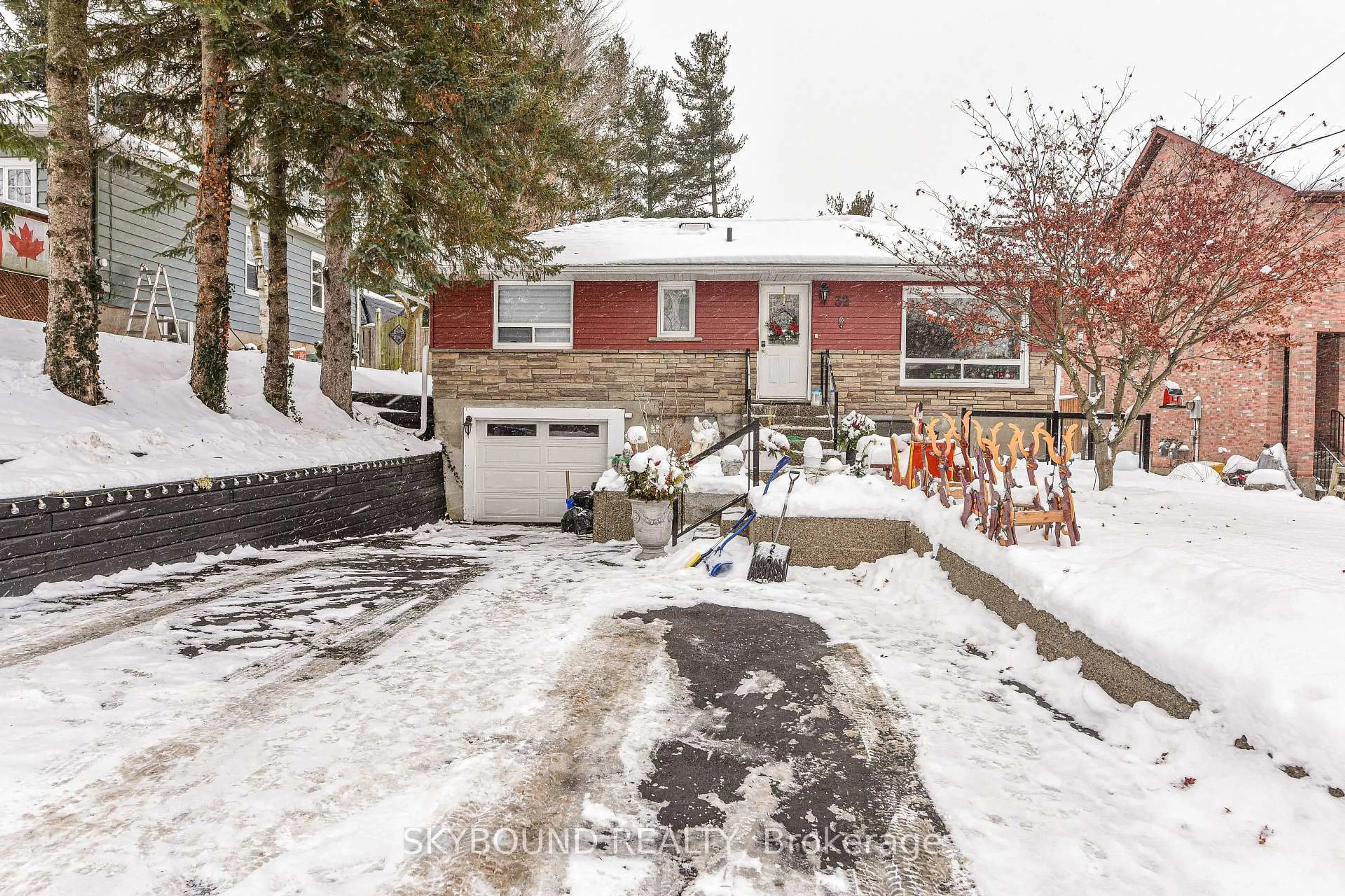 A pic from outside/outdoor area/front of a property/back of a property/a pic from drone, street for 32 Victoria Ave, Halton Hills Ontario L7J 1Y9