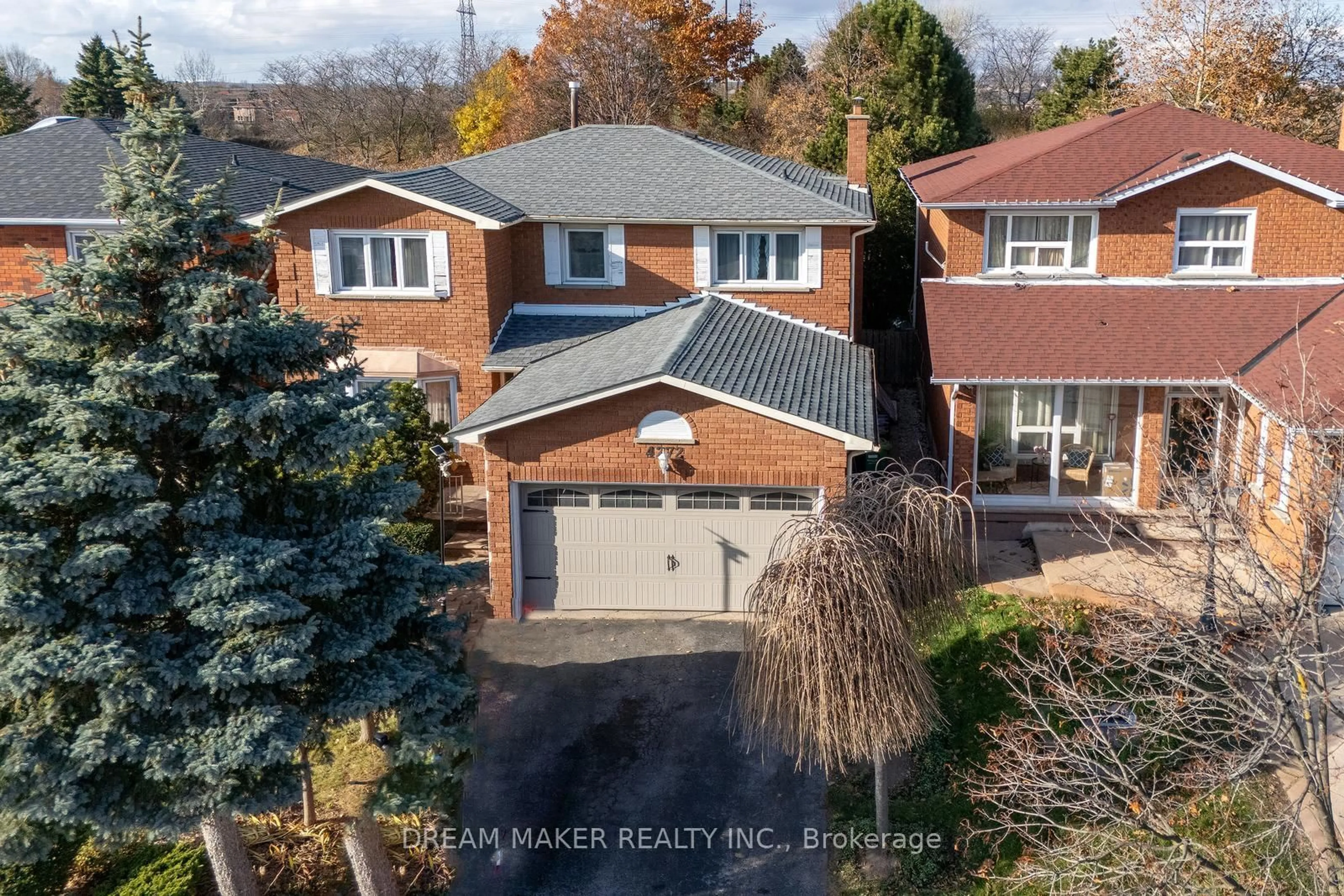 A pic from outside/outdoor area/front of a property/back of a property/a pic from drone, street for 4272 Wakefield Cres, Mississauga Ontario L5C 4M4