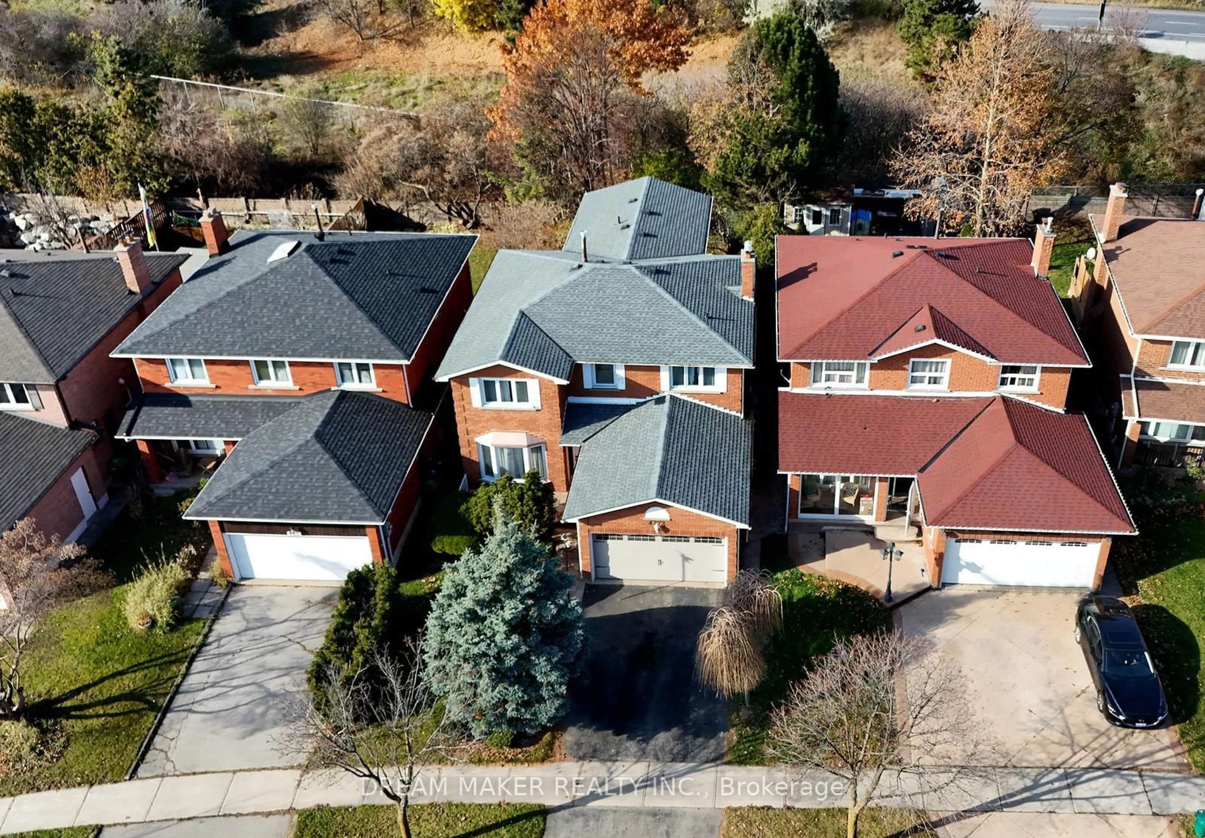 A pic from outside/outdoor area/front of a property/back of a property/a pic from drone, street for 4272 Wakefield Cres, Mississauga Ontario L5C 4M4