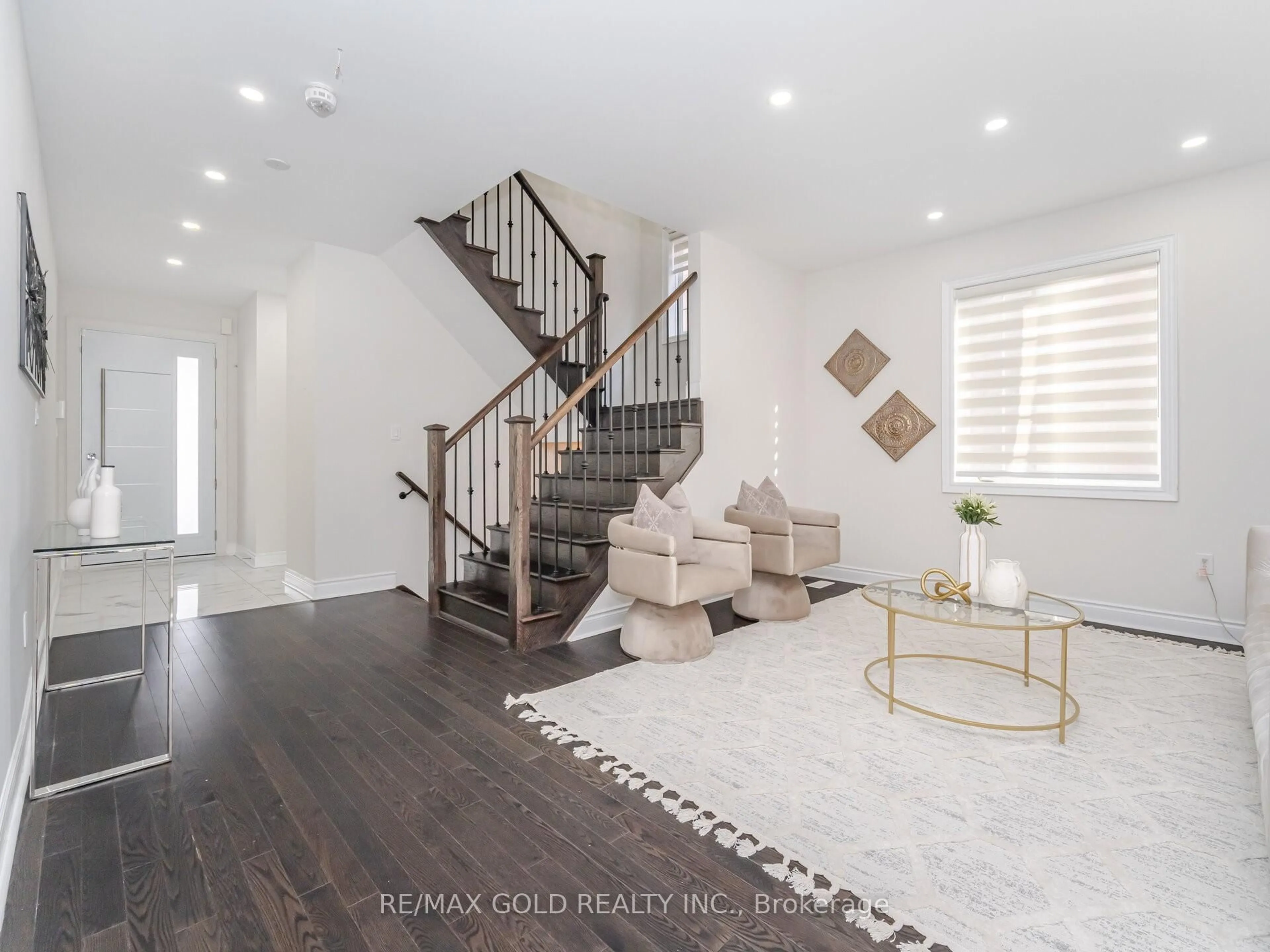 Indoor entryway for 4 Buttonwood Rd, Brampton Ontario L6P 4J9