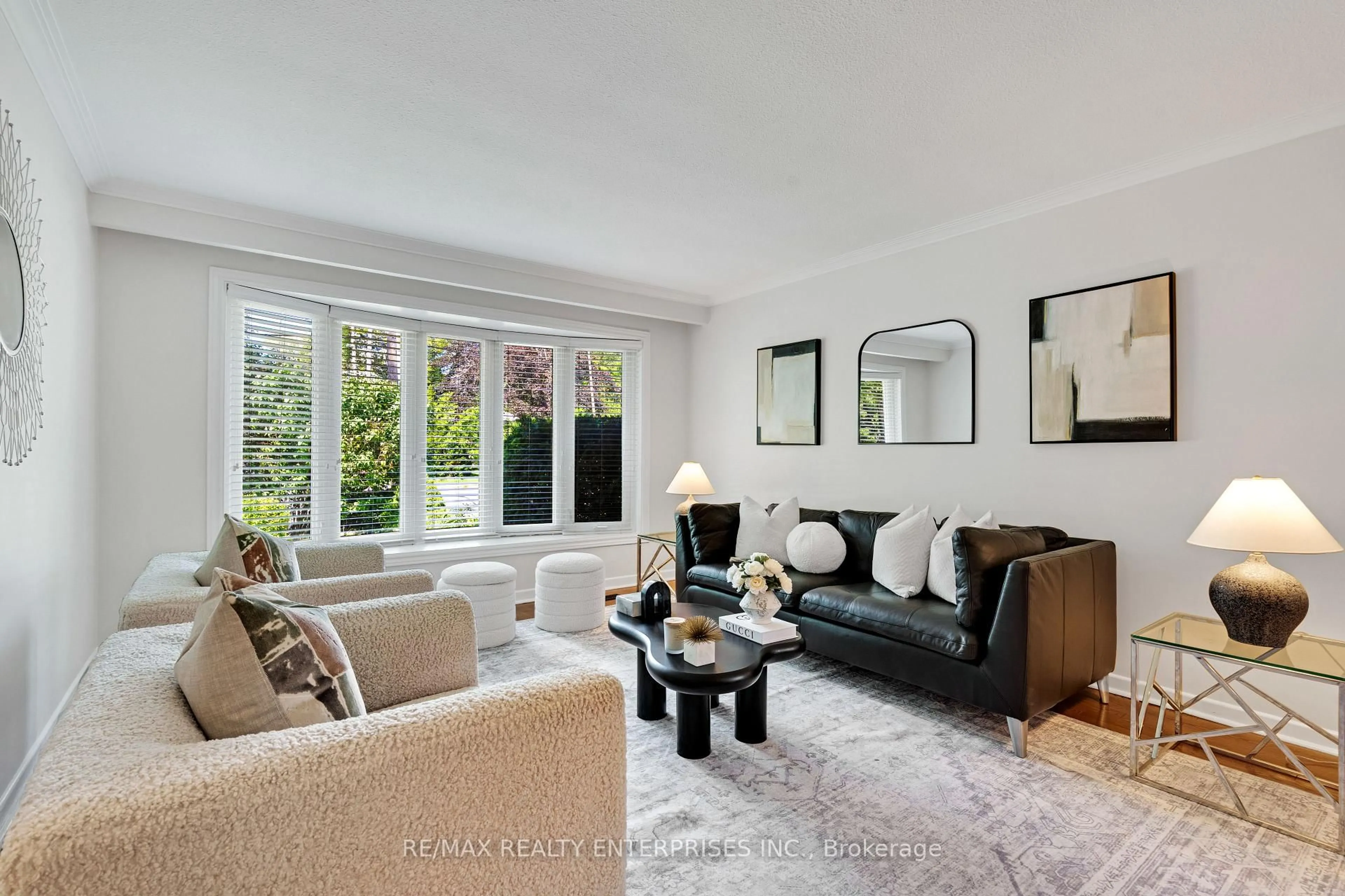 Living room with furniture, unknown for 268 Mineola Rd, Mississauga Ontario L5G 2G3