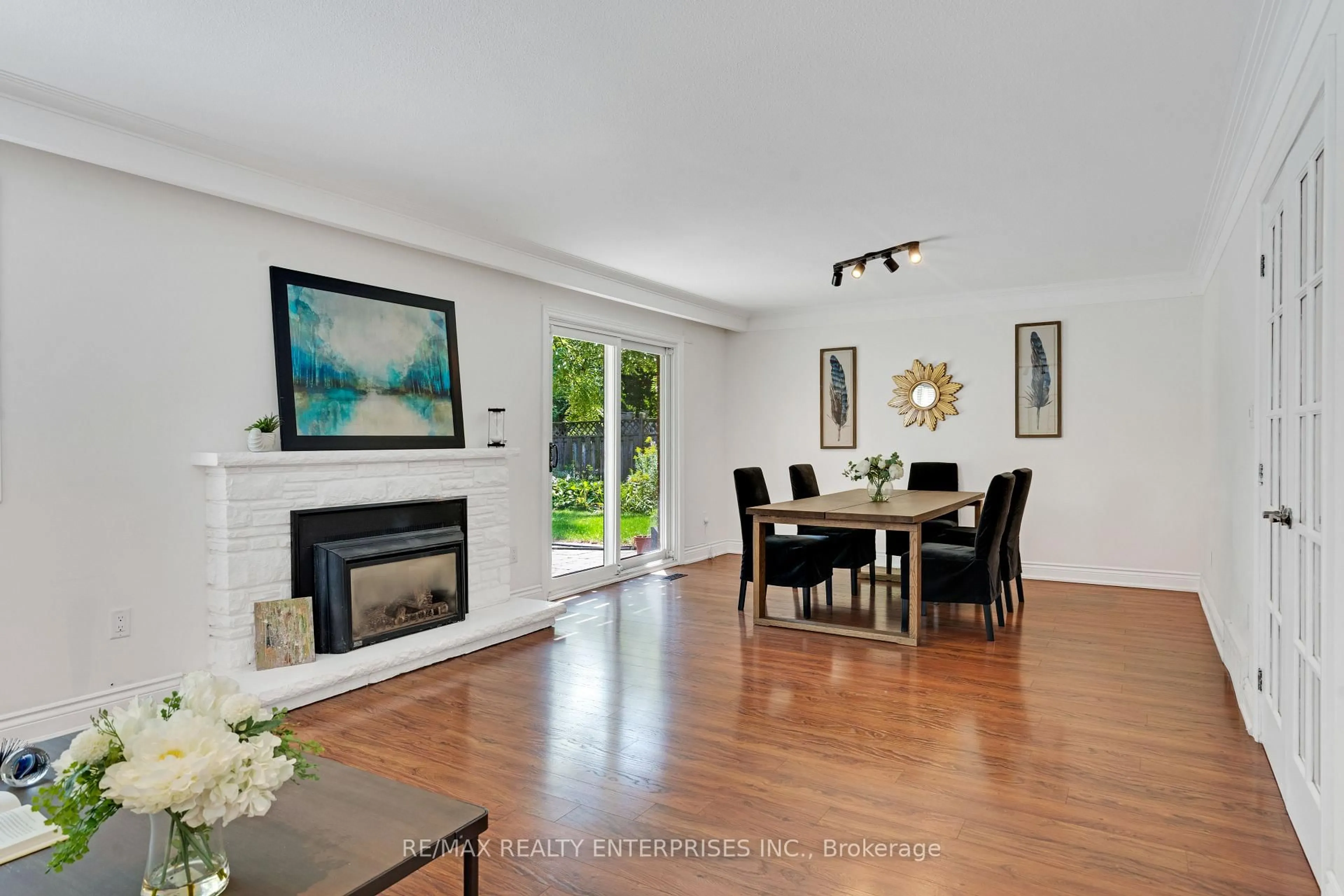 Living room with furniture, wood/laminate floor for 268 Mineola Rd, Mississauga Ontario L5G 2G3