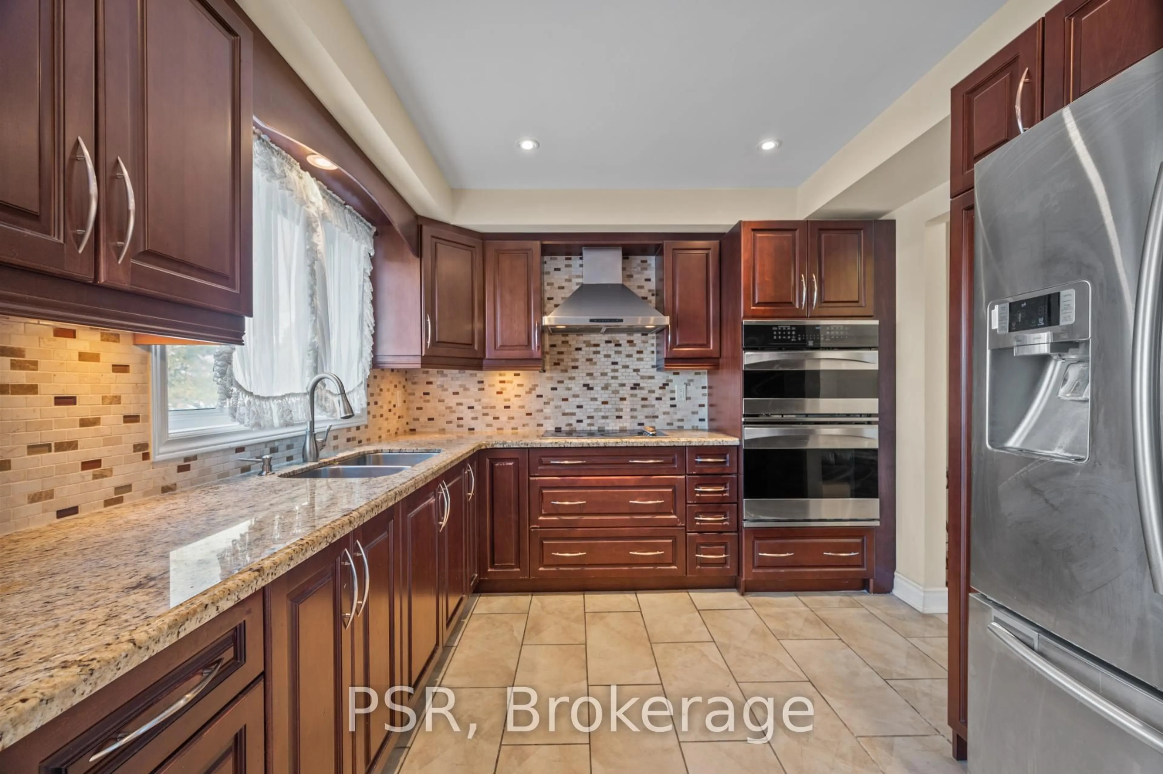 Open concept kitchen, ceramic/tile floor for 17 Andrika Crt, Mississauga Ontario L4Z 4E9