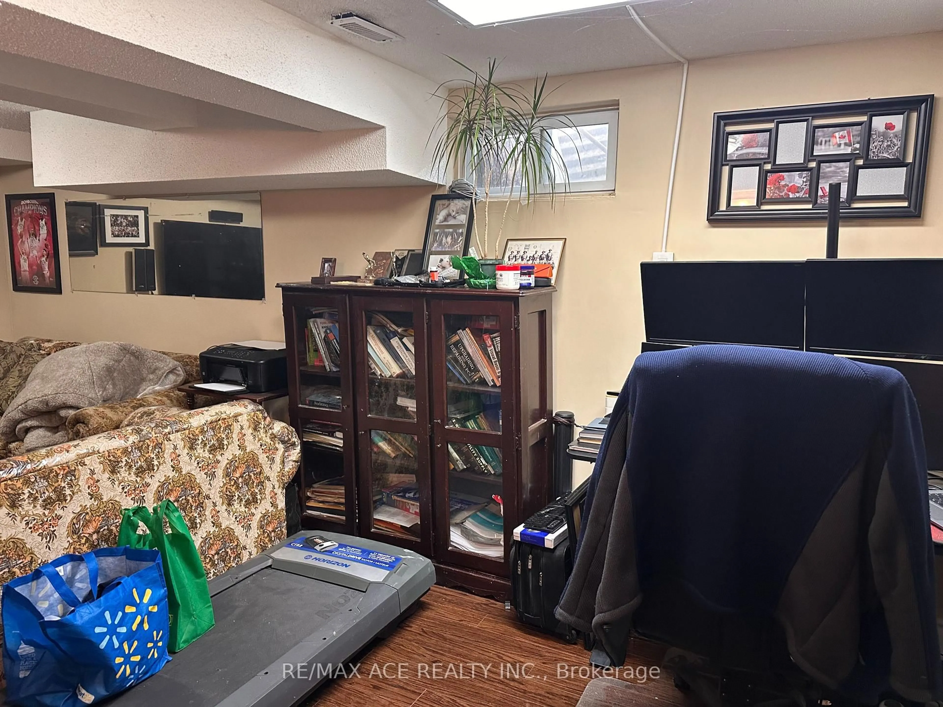 A pic of a room for 247 Royal Salisbury Way, Brampton Ontario L6V 3G4