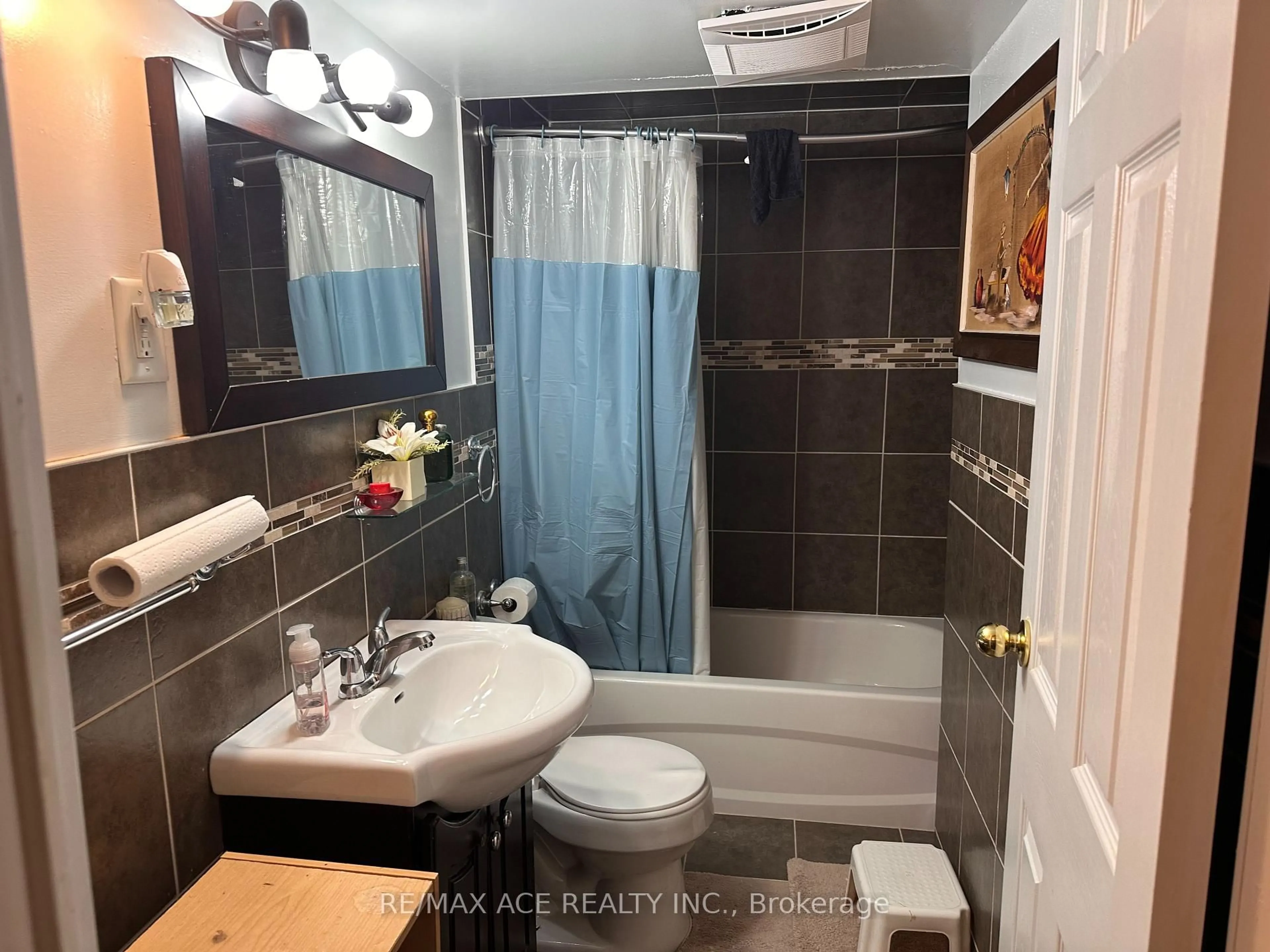 Standard bathroom, ceramic/tile floor for 247 Royal Salisbury Way, Brampton Ontario L6V 3G4