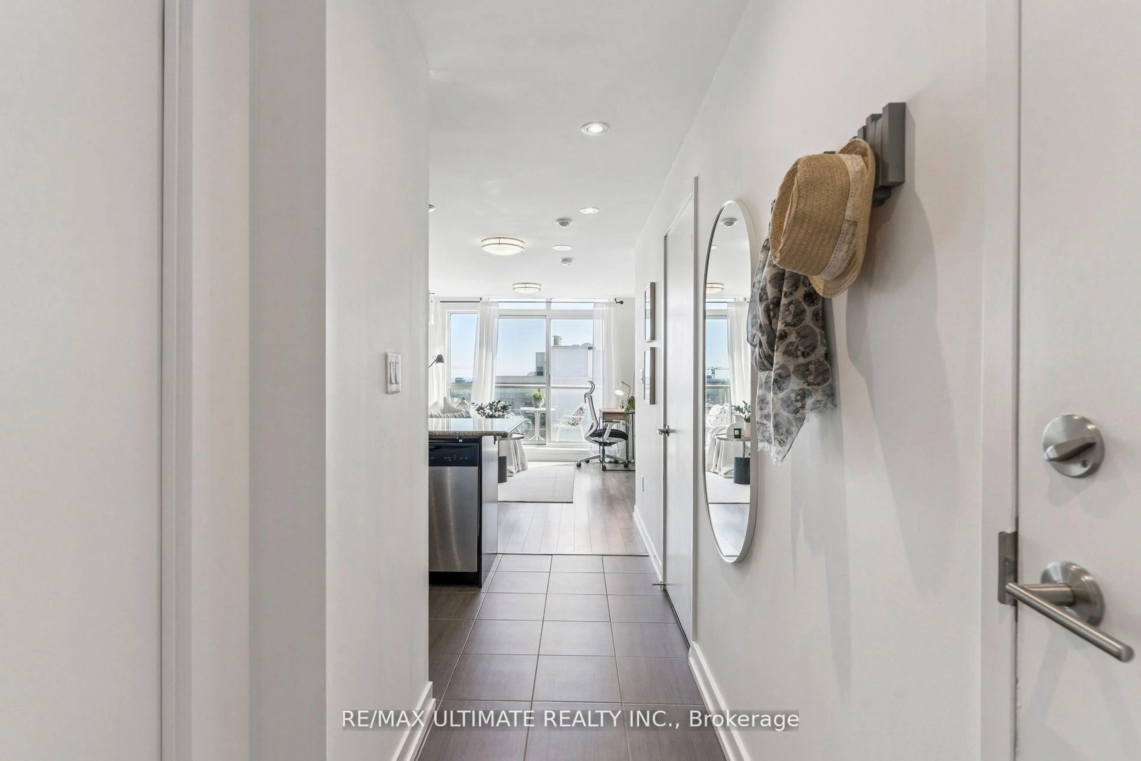 Indoor entryway for 816 Lansdowne Ave #1402, Toronto Ontario M6H 4K6