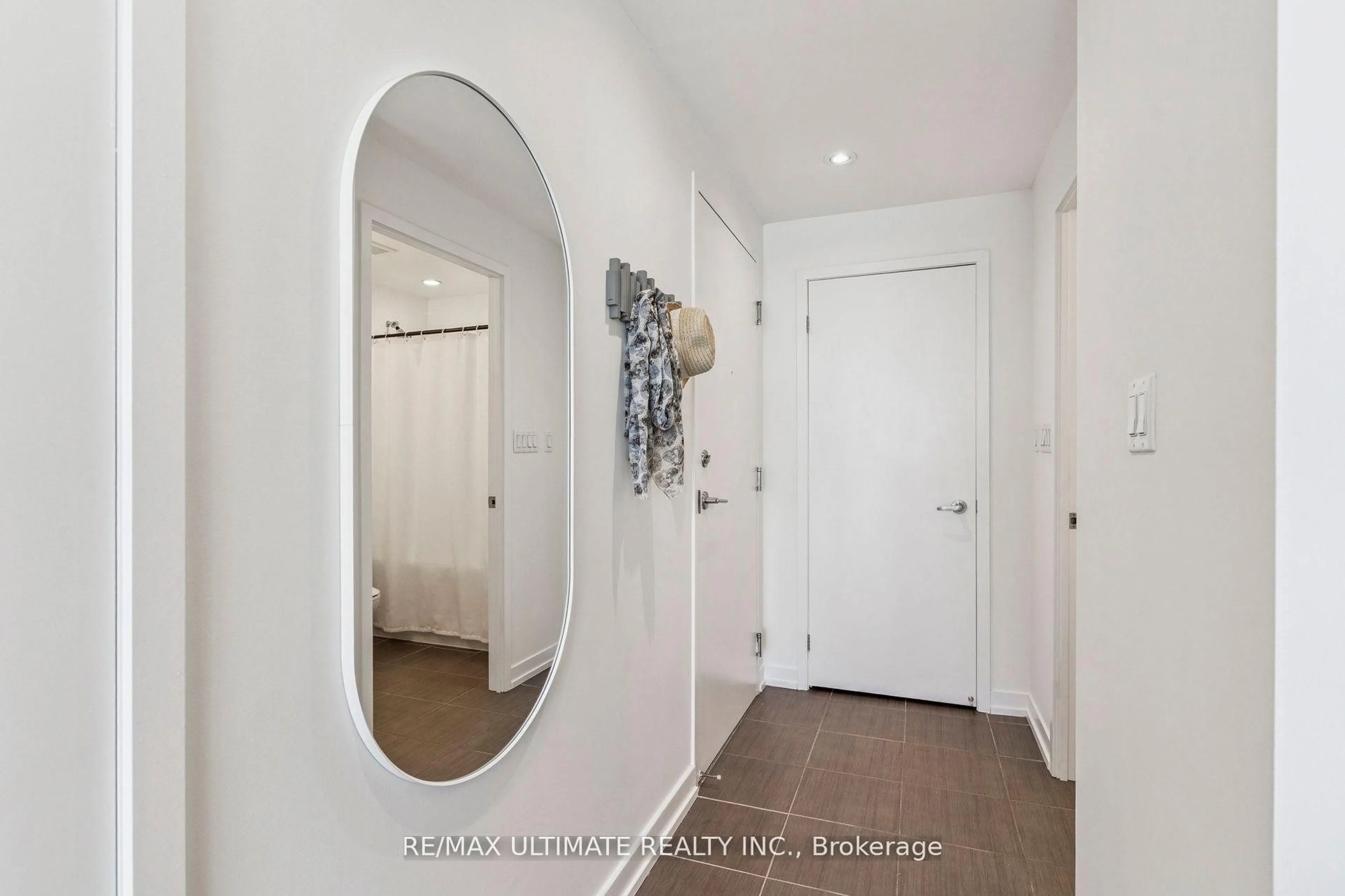 Indoor entryway for 816 Lansdowne Ave #1402, Toronto Ontario M6H 4K6