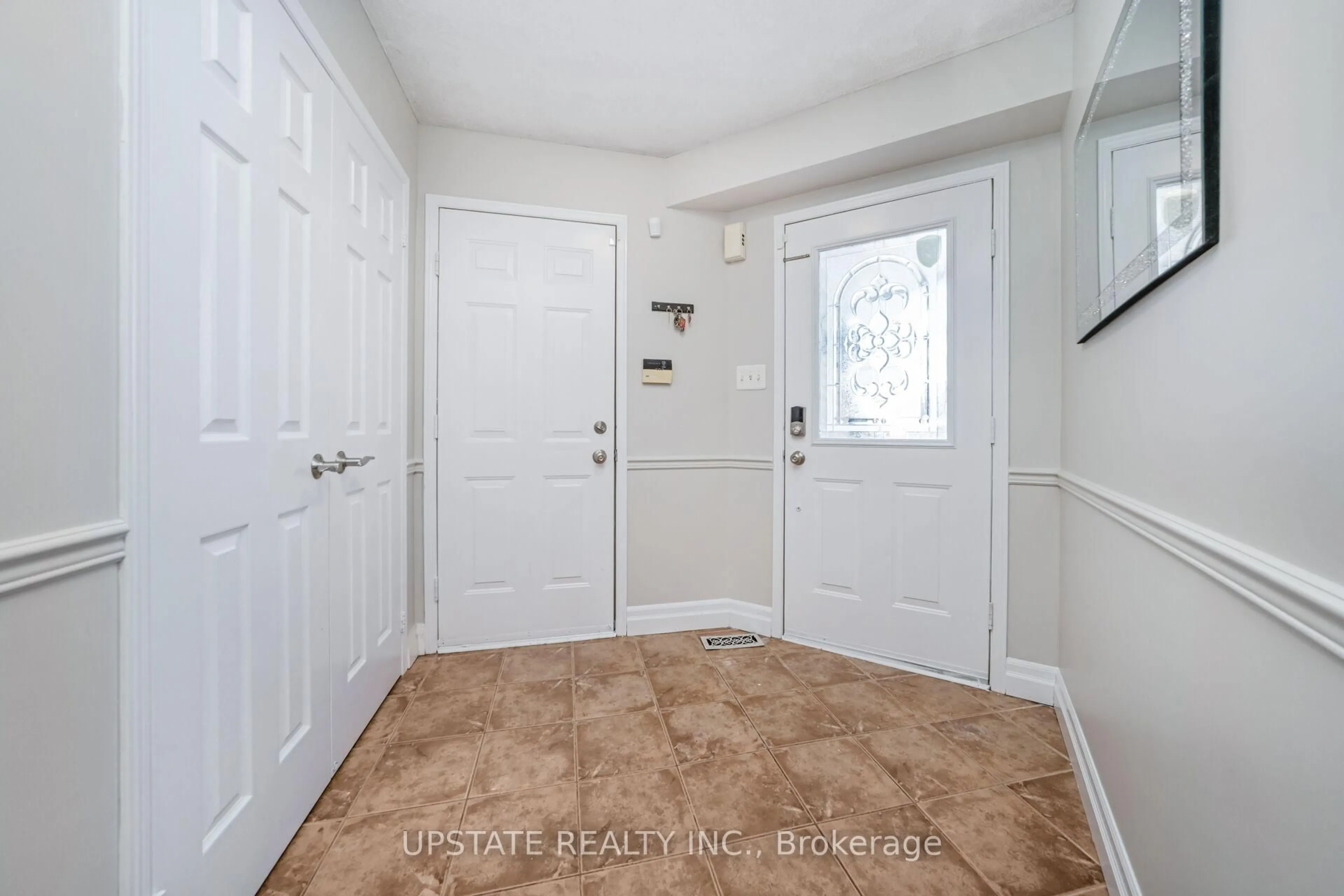 Indoor entryway for 7311 Black Walnut Tr, Mississauga Ontario L5N 7M4