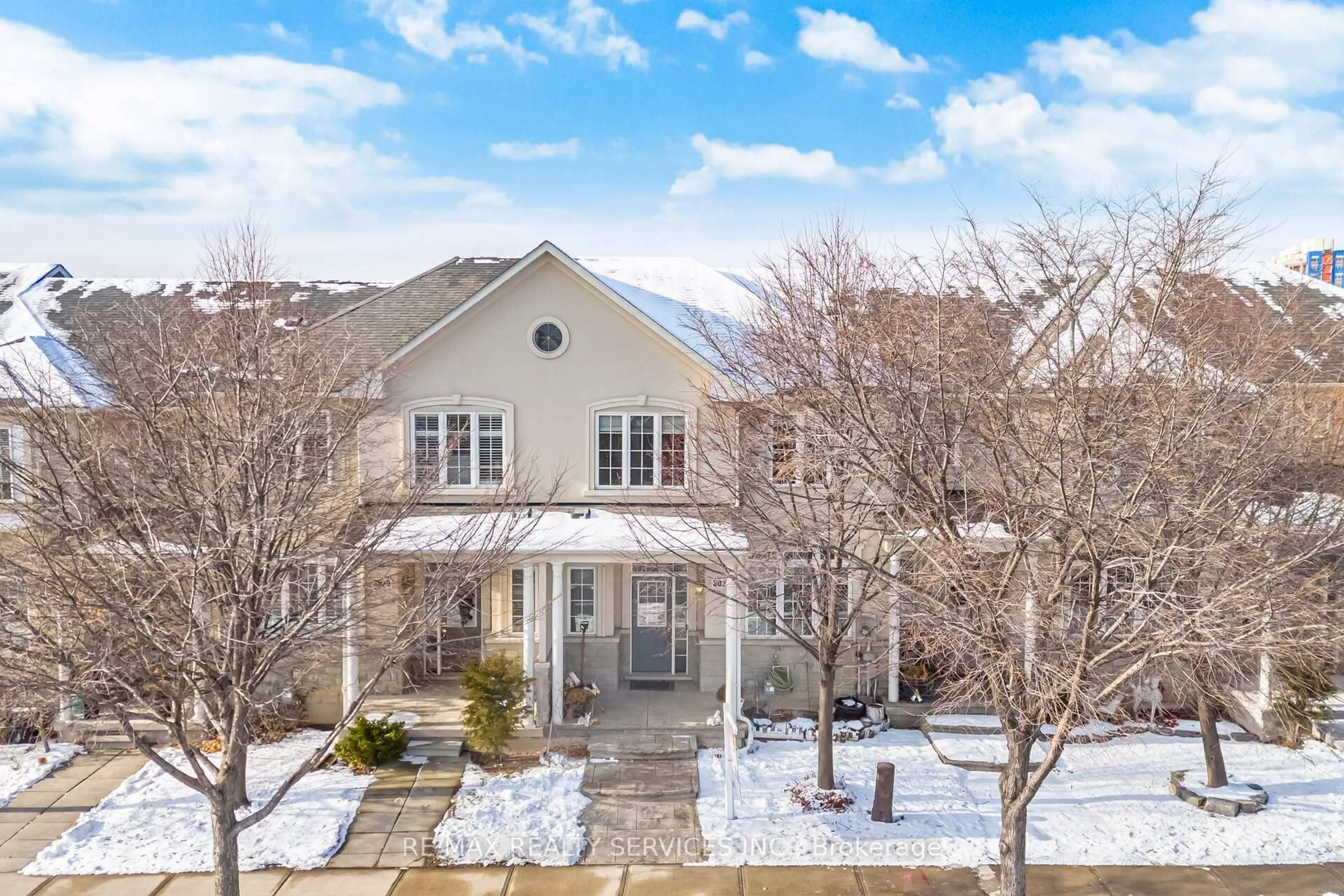 A pic from outside/outdoor area/front of a property/back of a property/a pic from drone, street for 3027 Richview Blvd, Oakville Ontario L6M 5C7