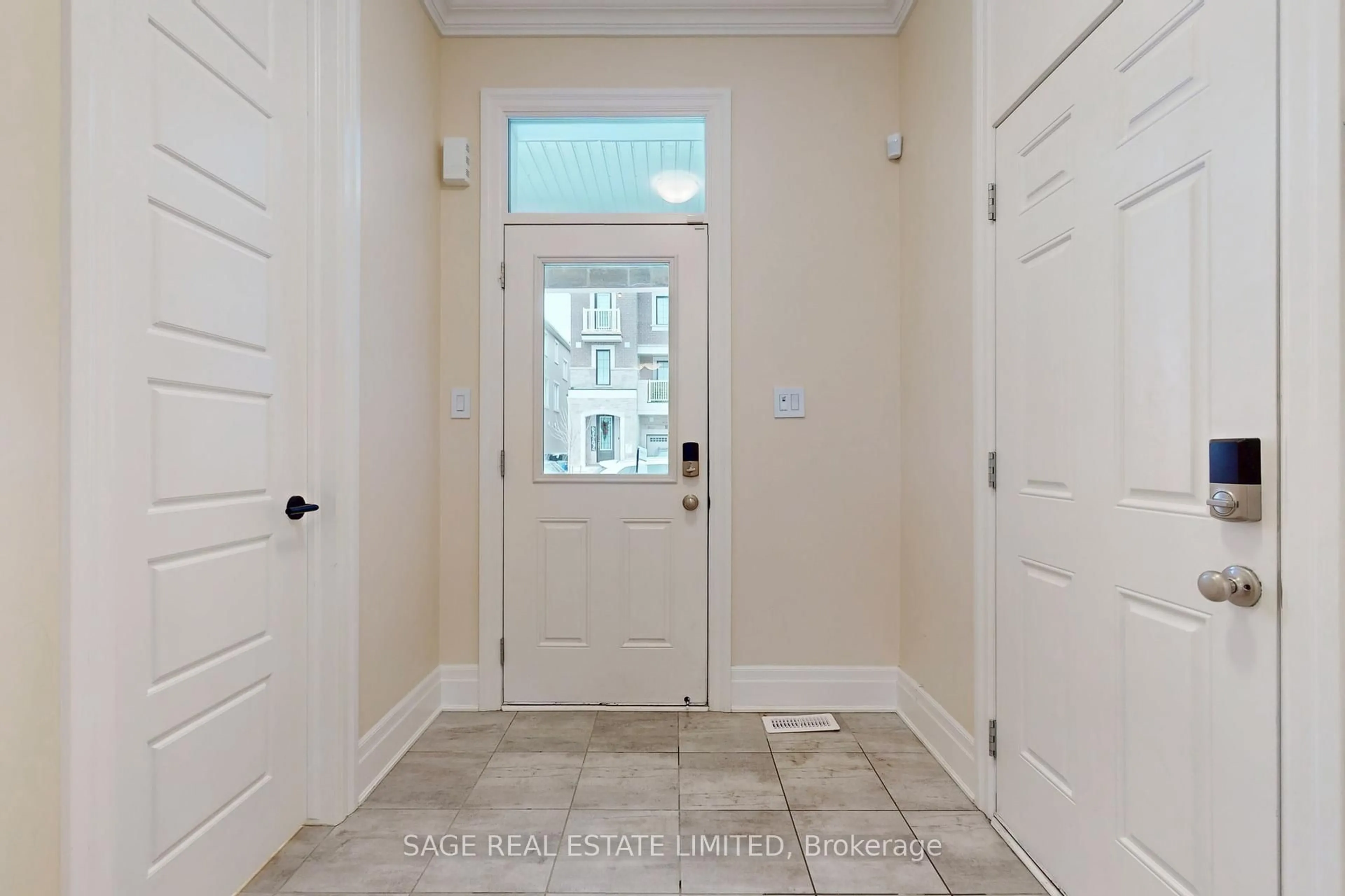 Indoor entryway for 1826 Thames Circ, Milton Ontario L9E 2A4